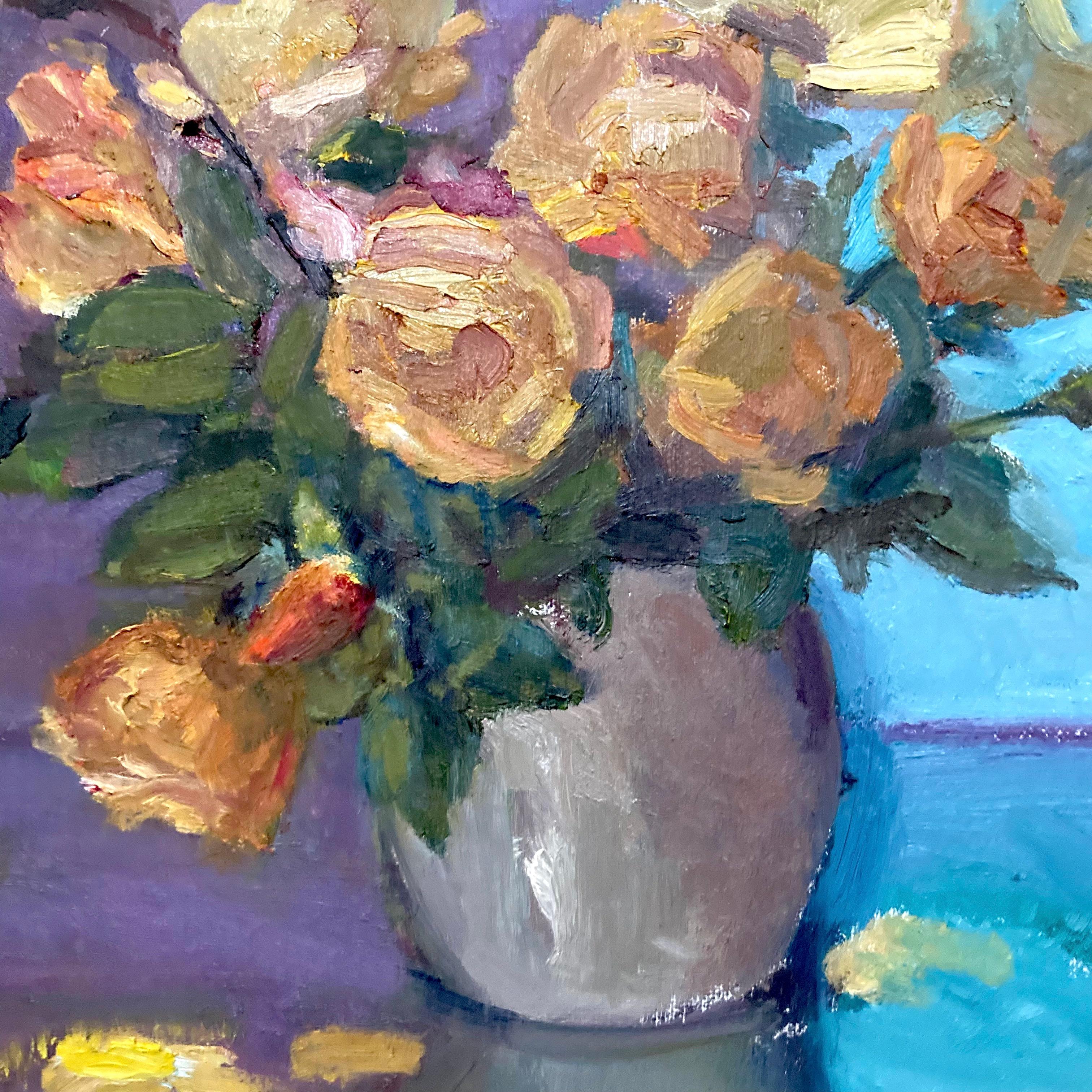 „Simple Beauty“ farbenfrohes Blumenstillleben mit Orange, Violett und Blau (Amerikanischer Realismus), Painting, von Maryann Lucas