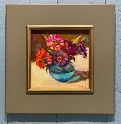 "Zinnie in pieno sole" 2024 pittura a olio, fiori dai toni Jewell in un vaso di vetro blu
