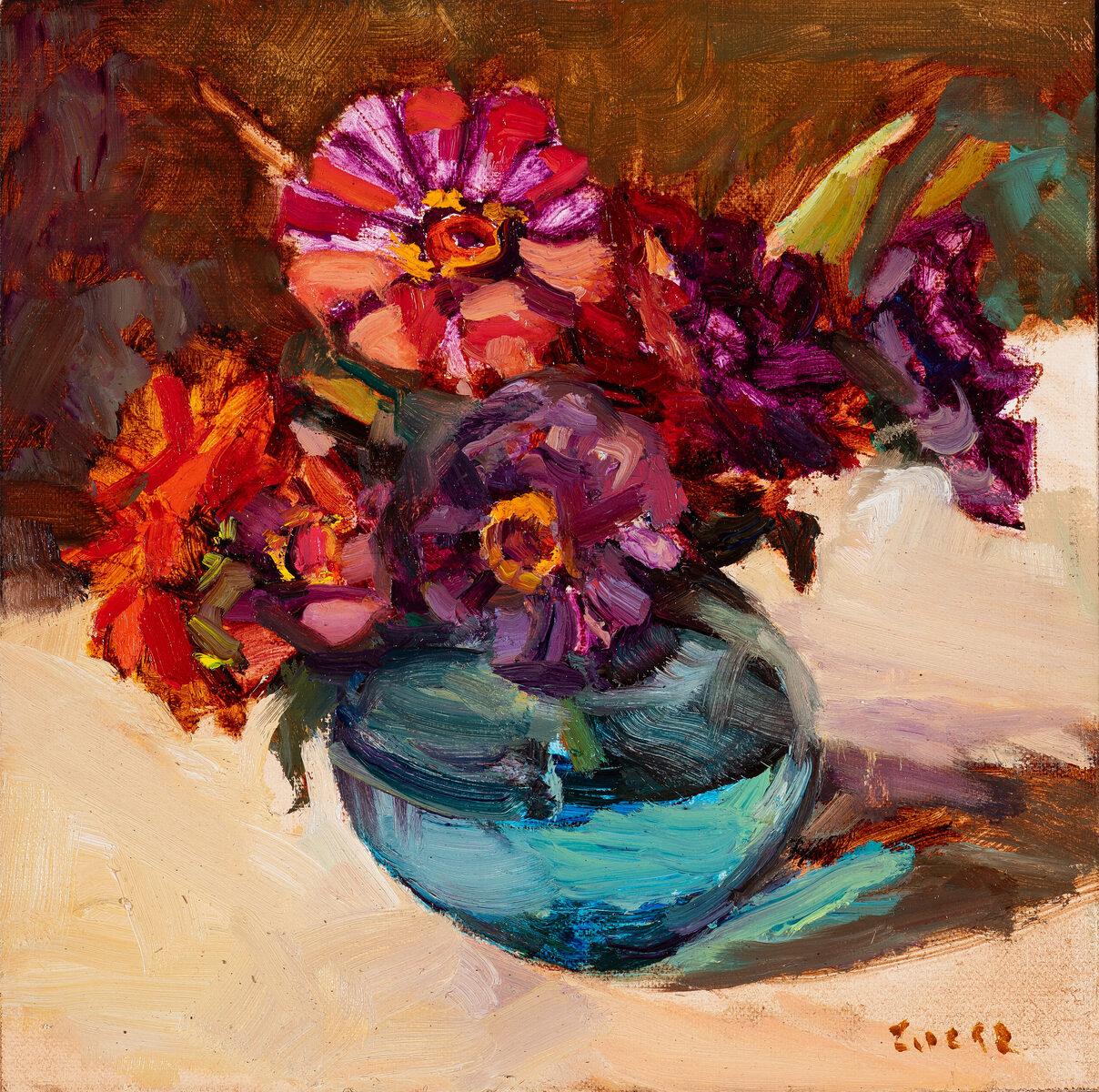 Still-Life Painting di Maryann Lucas - "Zinnie in pieno sole" 2024 pittura a olio, fiori dai toni Jewell in un vaso di vetro blu