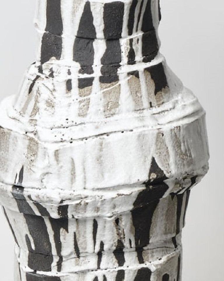 Maryanne Nicholls, Gran vasija en blanco y negro Siglo XXI y contemporáneo en venta