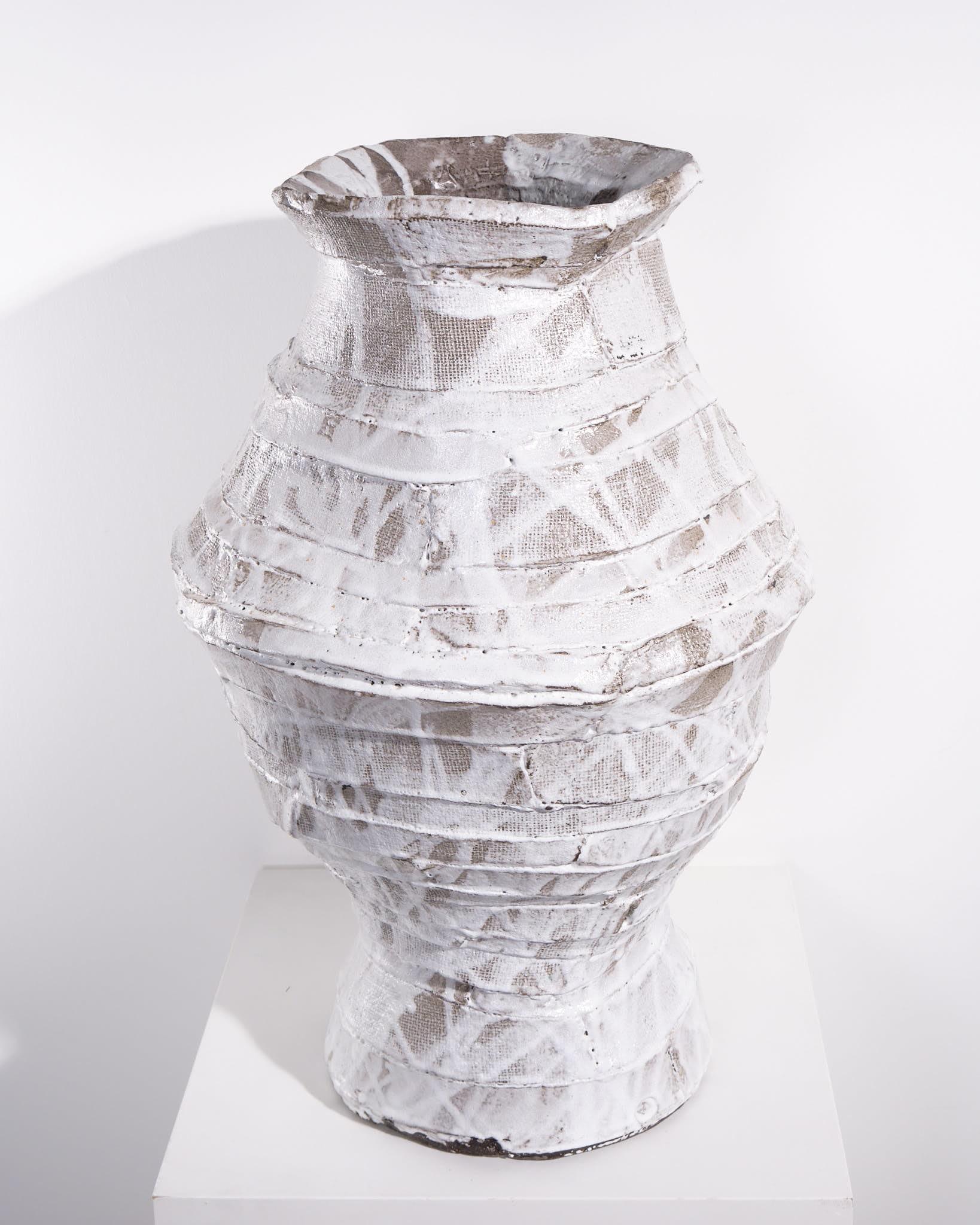 Maryanne Nicholls, Vaso bianco con labbro ondeggiante In condizioni ottime in vendita a London, GB