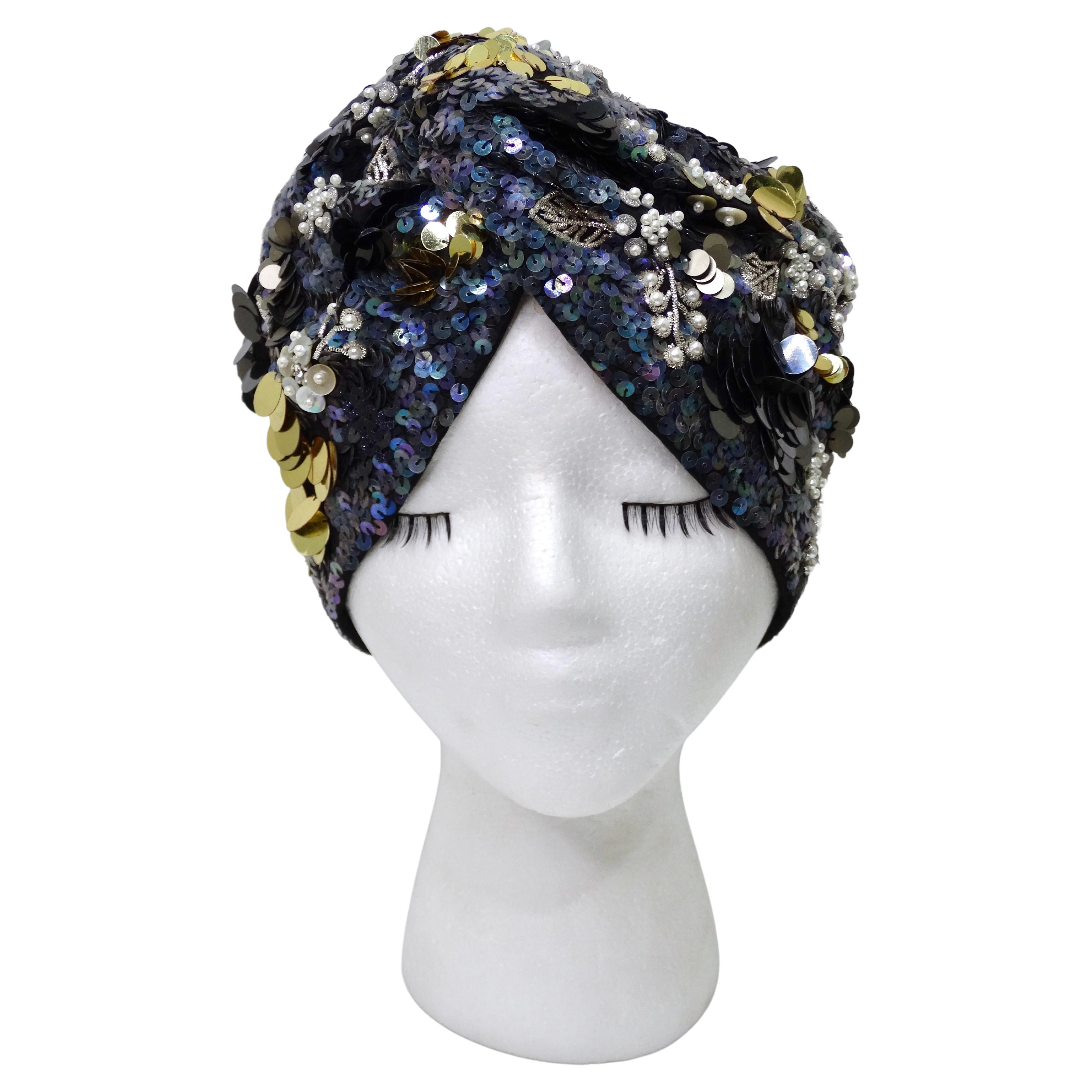 Se trata de un turbante precioso y muy detallado de Maryjane Claverol, completamente adornado con lentejuelas grandes y pequeñas y pedrería en colores suaves como el azul, el gris, el dorado y el blanco. ¡Esto añadirá interés y una declaración a