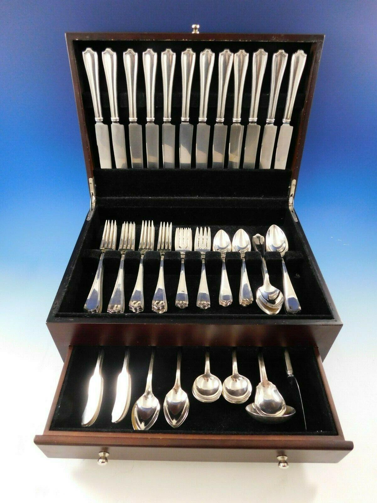Service de couverts en argent sterling Maryland by Alvin, 111 pièces. Cet ensemble comprend :

 12 couteaux de table, 9 3/4
12 fourchettes de table, 7 1/2
12 fourchettes à déjeuner/dessert, 7 pouces
12 fourchettes à salade, 6 1/8
12 cuillères à