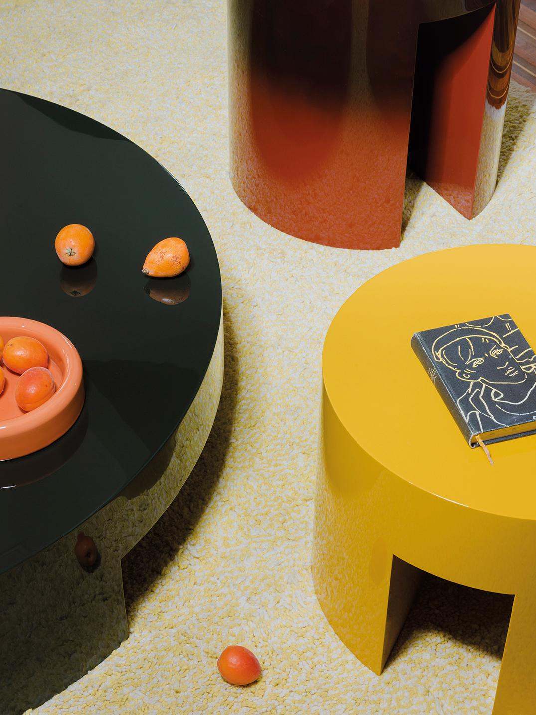 A set of small tables characterized by a peculiar shaded lacquer and a simple gesture that by cutting
cylindrical volumes creates the object by subtraction. A small family designed by playing on different
circumferences, heights, and