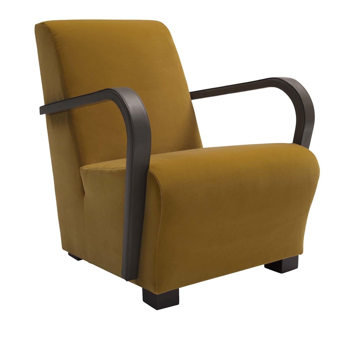 Part of the Merylin collection, this armchair boasts plush seat and backrest and a stunning pair of armrests that create a sinuous contrasts with the full volumes of the rest of the chair, while also adding a light touch to it. Reminiscent of the