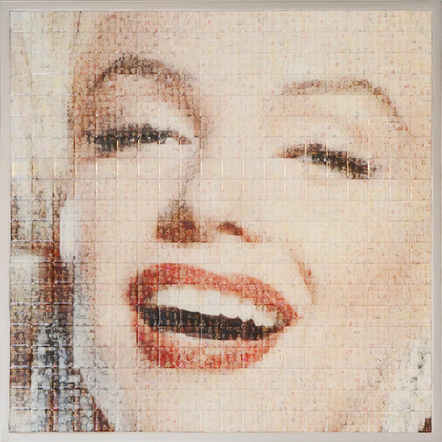 Photos Marylin Monroe Mosaic made of 400 mosaic photos
from Marylin Monroe's life, mosaic in ceramic with varnished finish.
With wooden frame in silver lacquered finish. with metal frame on 
the back to hang on the wall. Limited Edition of 8
