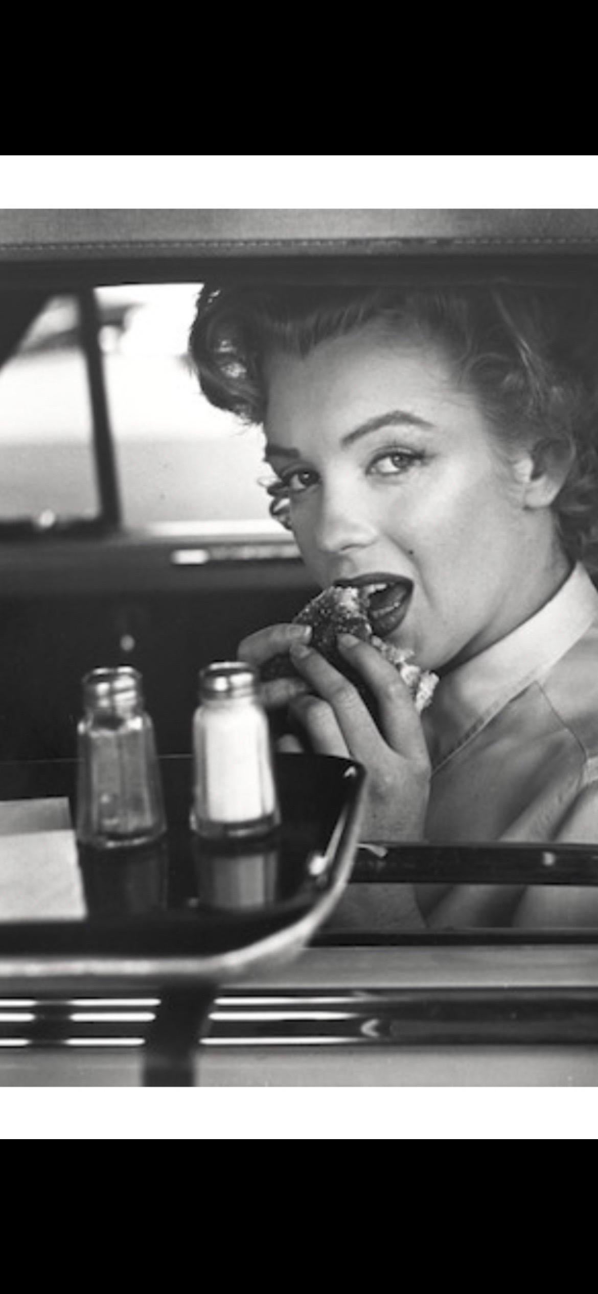 Philippe Halsman (1906-1979)
Marilyn Monroe (au drive-in, mangeant un hamburger), 1952
Épreuve à la gélatine argentique, imprimée en 1981, numérotée '226/250' à l'encre et cachet de crédit de copyright du portfolio au verso.
Mesures : 10 x 13in