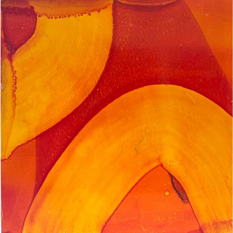 Disponible chez Madelyn Jordon Fine Art. Cadbury" par Marylyn Dintenfass, 2009. Huile sur panneau, 12 x 12 in. Cette peinture abstraite présente une palette vibrante de teintes variées de rouge et d'orange. Grâce à une fusion distinctive