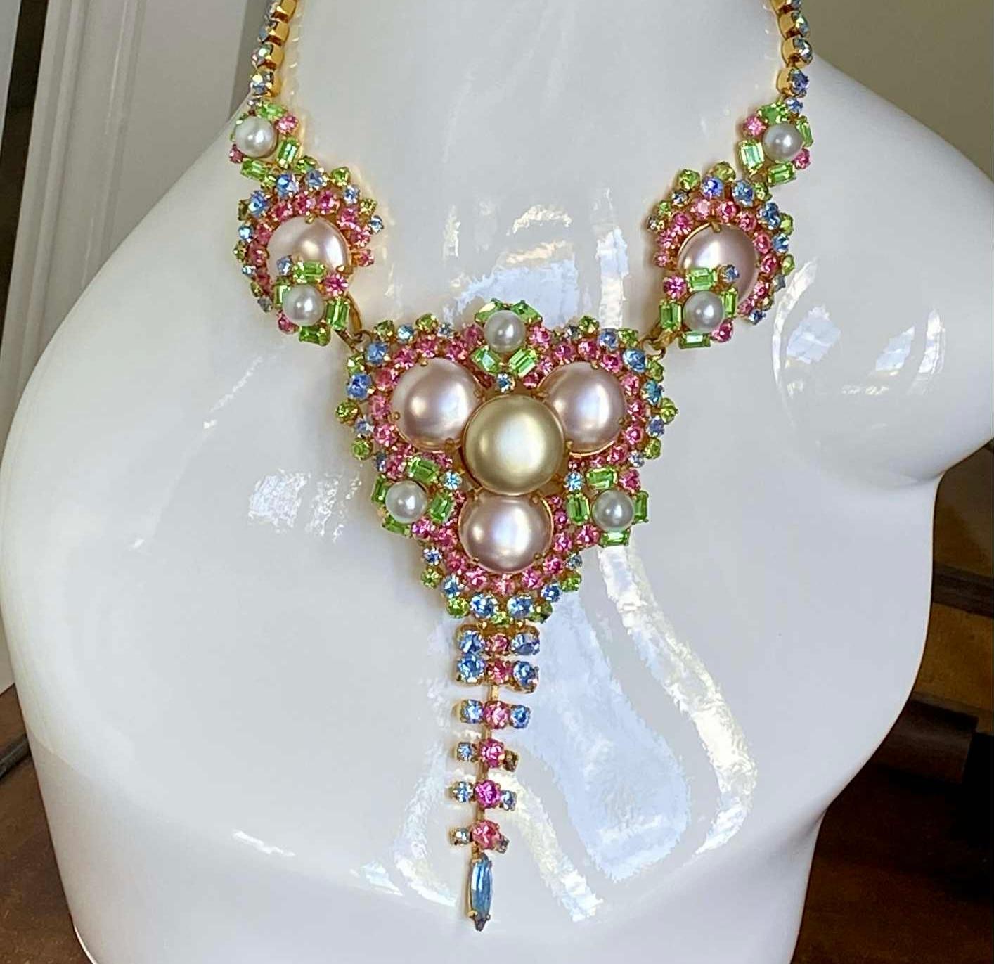 Una magnifica collana Couture/Runway di Maryse Blanchard firmata.

Questo  una collana eccezionale e deliziosa, disegnata da Maryse.  Blanchard, che ha realizzato gioielli per l'industria automobilistica.  anni '50-'60 a Parigi.
Ha disegnato per