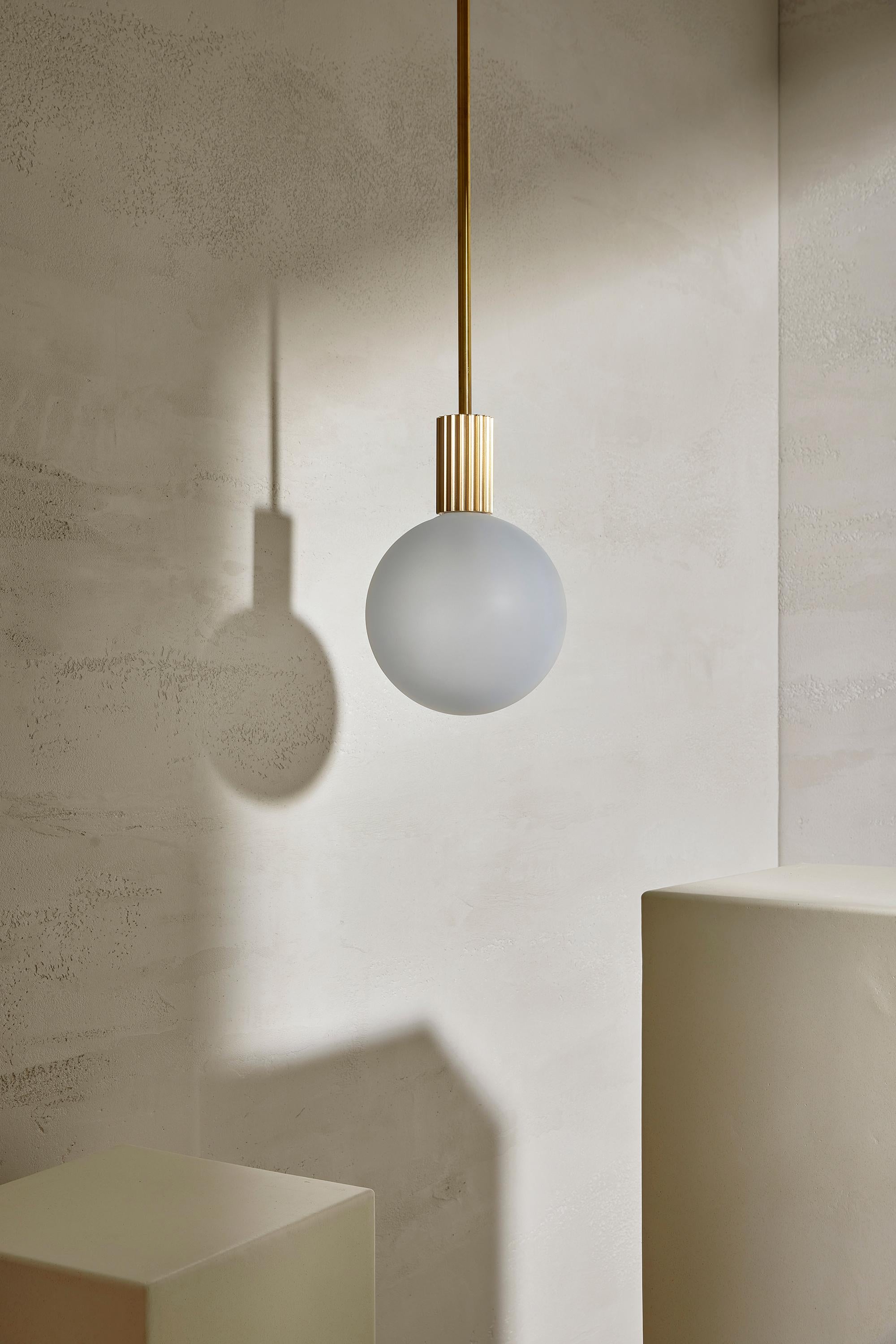 La lampe suspendue Attalos, 200 est une lampe LED classique et sculpturale. Chaque pièce de la gamme Attalos s'inspire des colonnes cannelées de la Stoa d'Attalos, à Athènes, et de l'ordre dorique. La lampe suspendue Attalos est dotée d'un globe