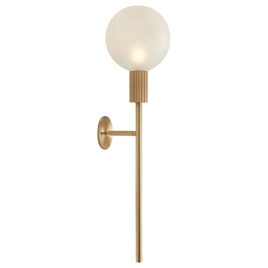 L'applique Attalos 200 è una nuova aggiunta all'attuale gamma Attalos e mantiene la sua estetica scultorea classica che richiama le antiche forme architettoniche greche. Con un globo smerigliato a LED, bilanciato su una base e un palo lavorati in
