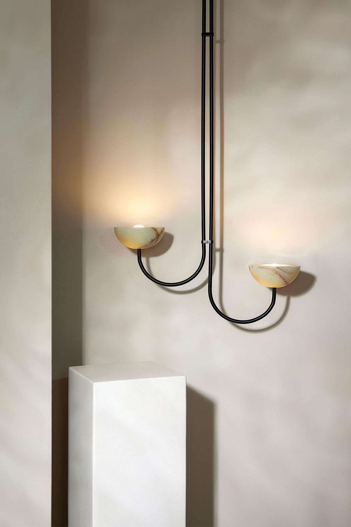 Die elegante Asymmetrie der Aurelia Double Pendant Offset ist eine moderne Übersetzung des klassischen Kronleuchterdesigns. Diese gestaffelte Zweifach-Lichtquelle eignet sich für jede Art von Wohn- oder Geschäftsbeleuchtung und ist in natürlich