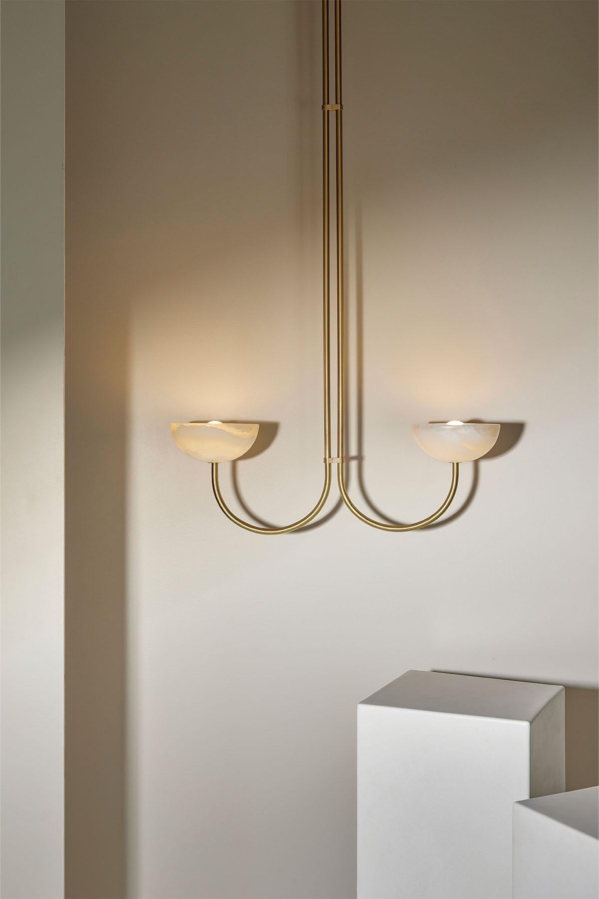 Disponibile in onice bianco o giada, il doppio ciondolo Aurelia fa parte di una nuova gamma celeste di illuminazione residenziale e commerciale. Definita da un equilibrio e una simmetria morbidi, questa sorgente a doppia luce combina elementi