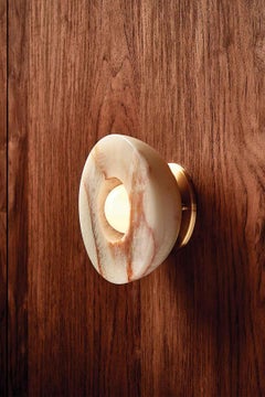 Marz Designs, "Aplique de superficie Aurelia", Onyx Stone Wall Light