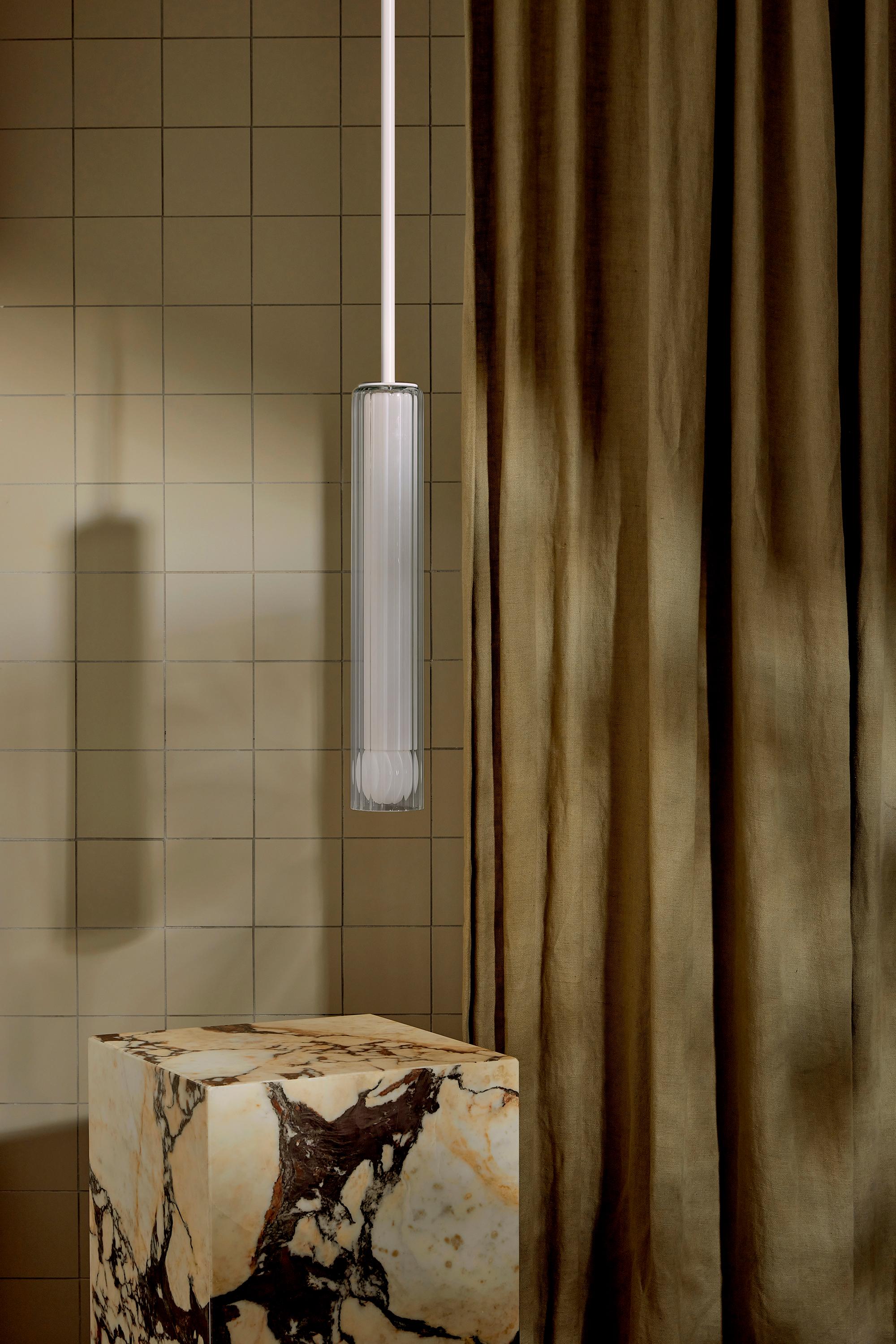 Anodisé Marz Designs, lampe à suspension Liini, haute avec tige solide, en verre cannelé en vente