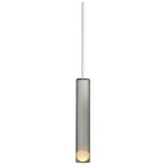 Marz Designs, „Lini-Pendelleuchte, hoch mit massivem Stab“, geriffelte Glas-Pendelleuchte