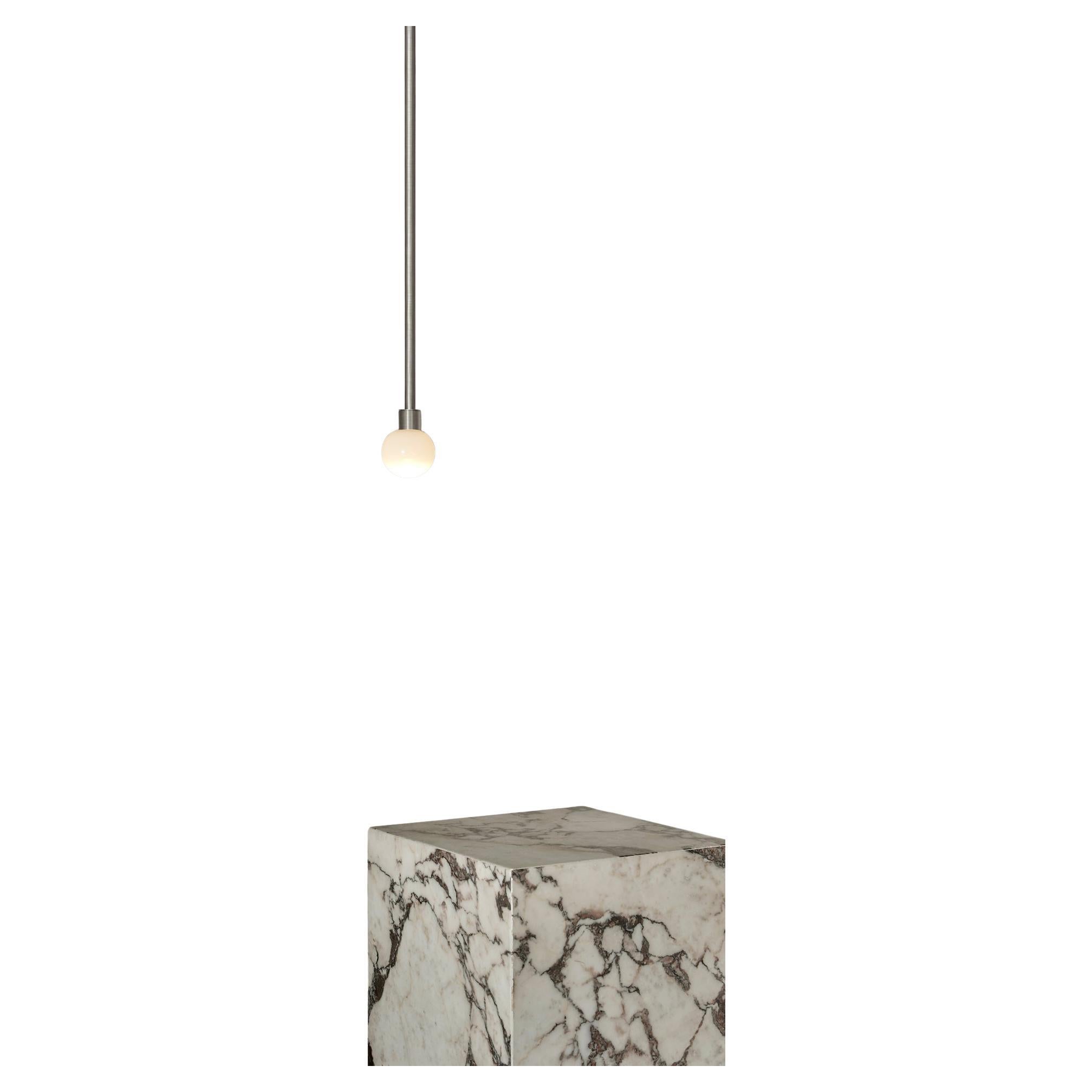 Questa lampada a sospensione semplice e senza tempo è dotata di un globo di vetro da 200 mm, 95 mm o 60 mm. Questa lampada è un ottimo complemento per qualsiasi ambiente grazie alla sua forma minimalista e classica. È l'aggiunta perfetta a qualsiasi