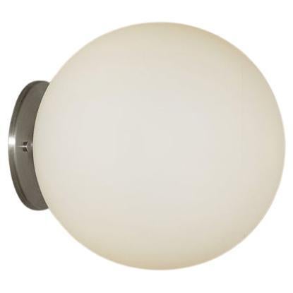 Questa semplice lampada a montaggio superficiale è dotata di un globo di vetro da 200 mm, 95 mm o 60 mm. Questa lampada è un ottimo complemento per qualsiasi ambiente grazie alla sua forma minimalista e senza tempo. Disponibile in un'ampia gamma di