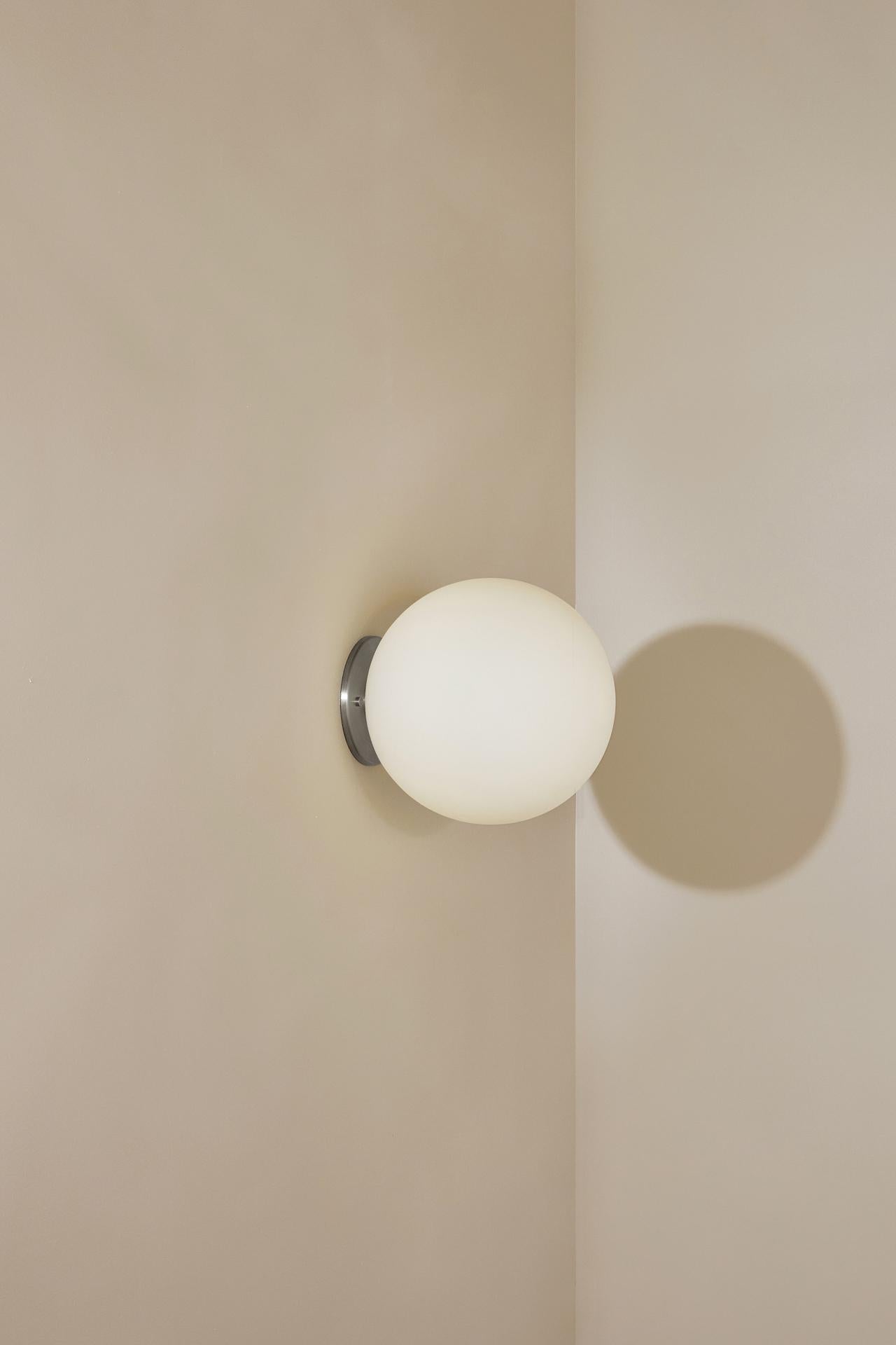 Marz Designs, "Orb Surface Sconce, Large" (applique di superficie a forma di orbita) in vendita