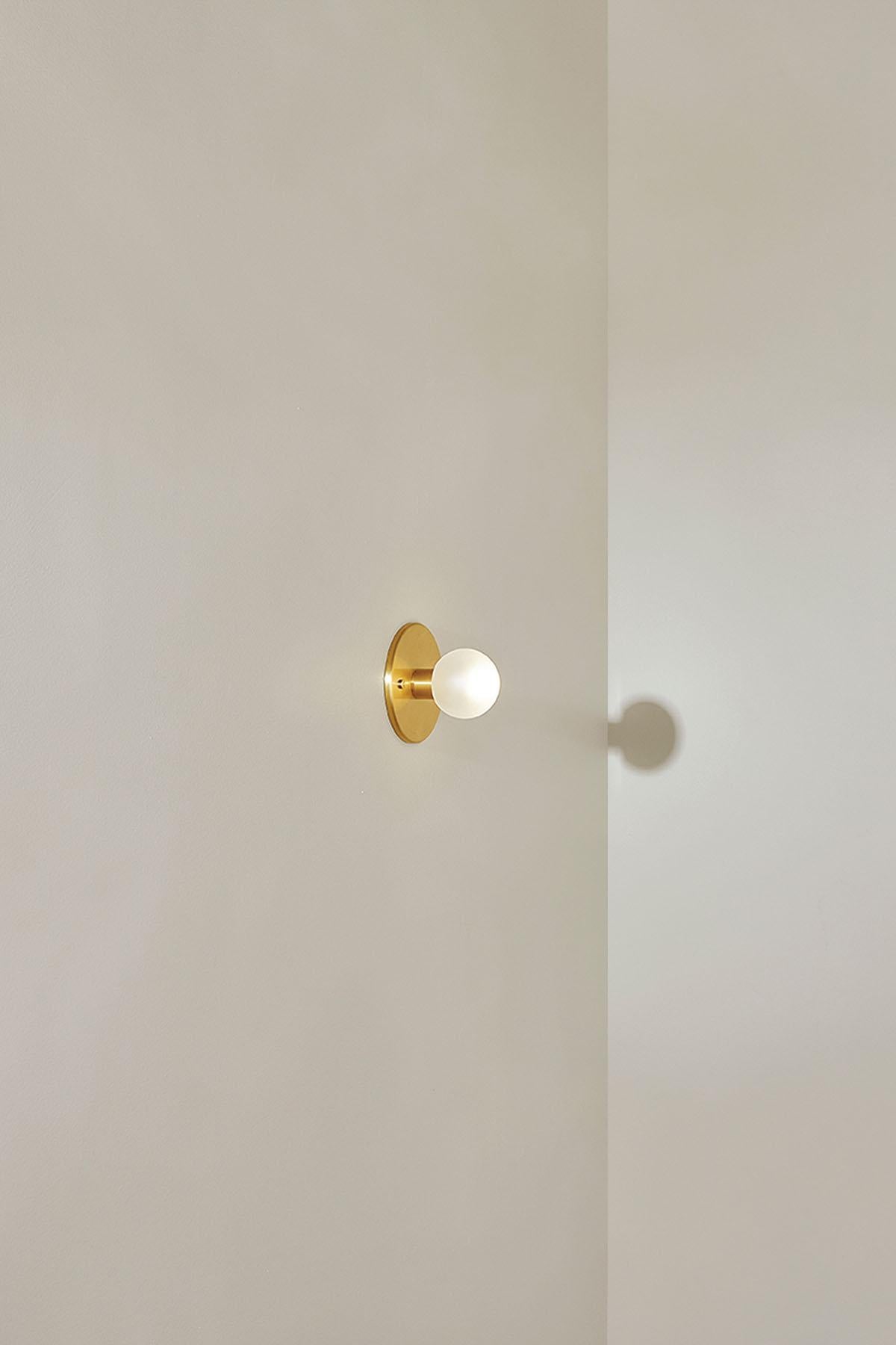 Esta sencilla luz de montaje en superficie tiene un globo de cristal de 200 mm, 95 mm o 60 mm. Esta luz es un gran complemento para cualquier habitación con su forma minimalista y atemporal. Disponible en varios acabados de cristal y