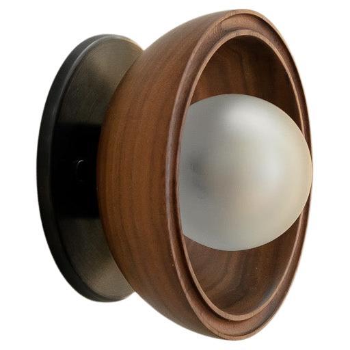  L'applique Selene a été inversement réutilisée à partir du bois certifié FSC de notre gamme Terra 00. Utilisable comme applique murale ou comme plafonnier dans les projets résidentiels et commerciaux, l'applique de surface Selene offre une chaleur