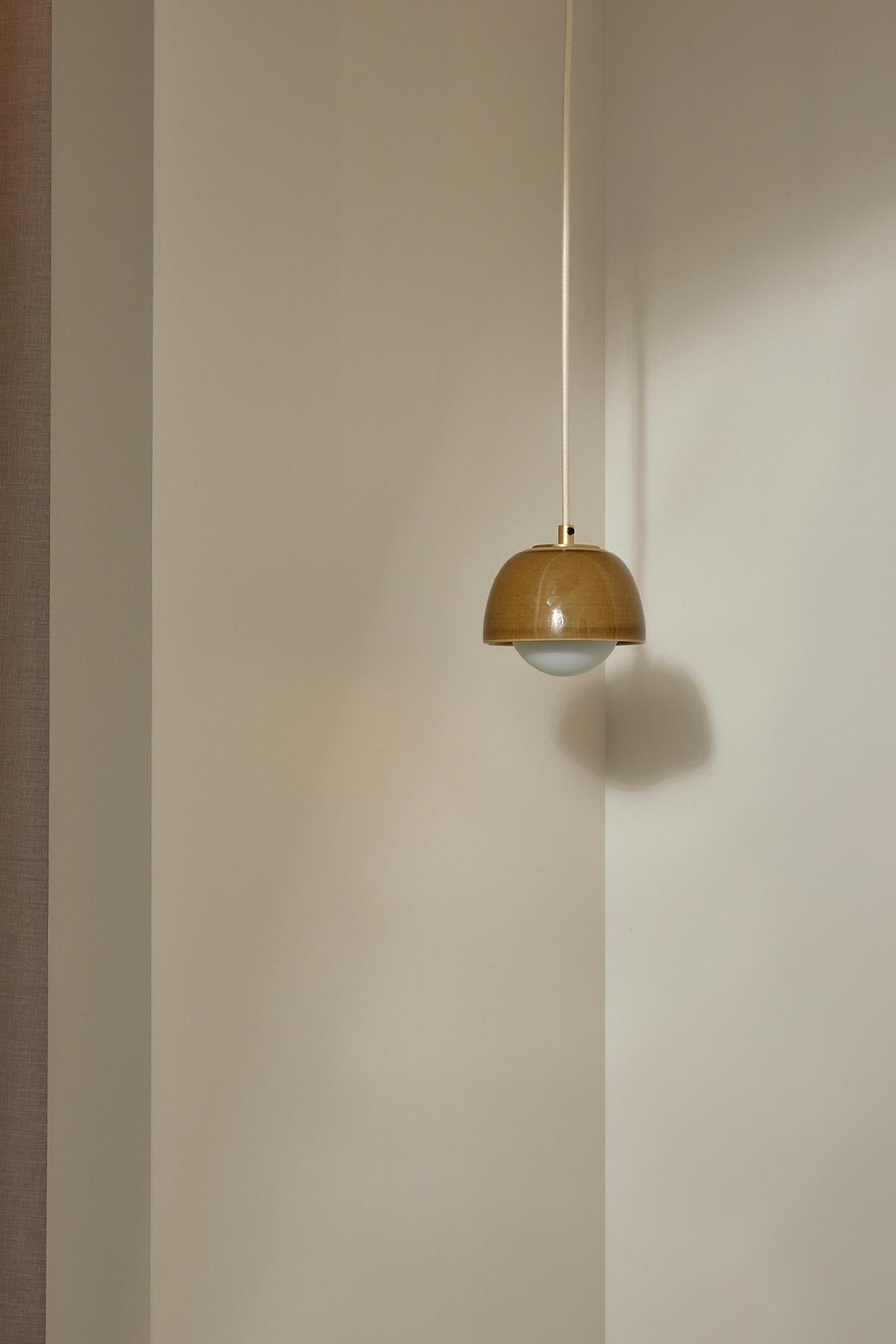 Semplici forme cilindriche in ceramica definiscono la gamma Terra 0, disponibile nei formati lampada a sospensione, applique lunghe e corte. La lampada a sospensione Terra 0 è disponibile in sei tonalità: piombo, vaniglia, oliva, argilla, nebbia e