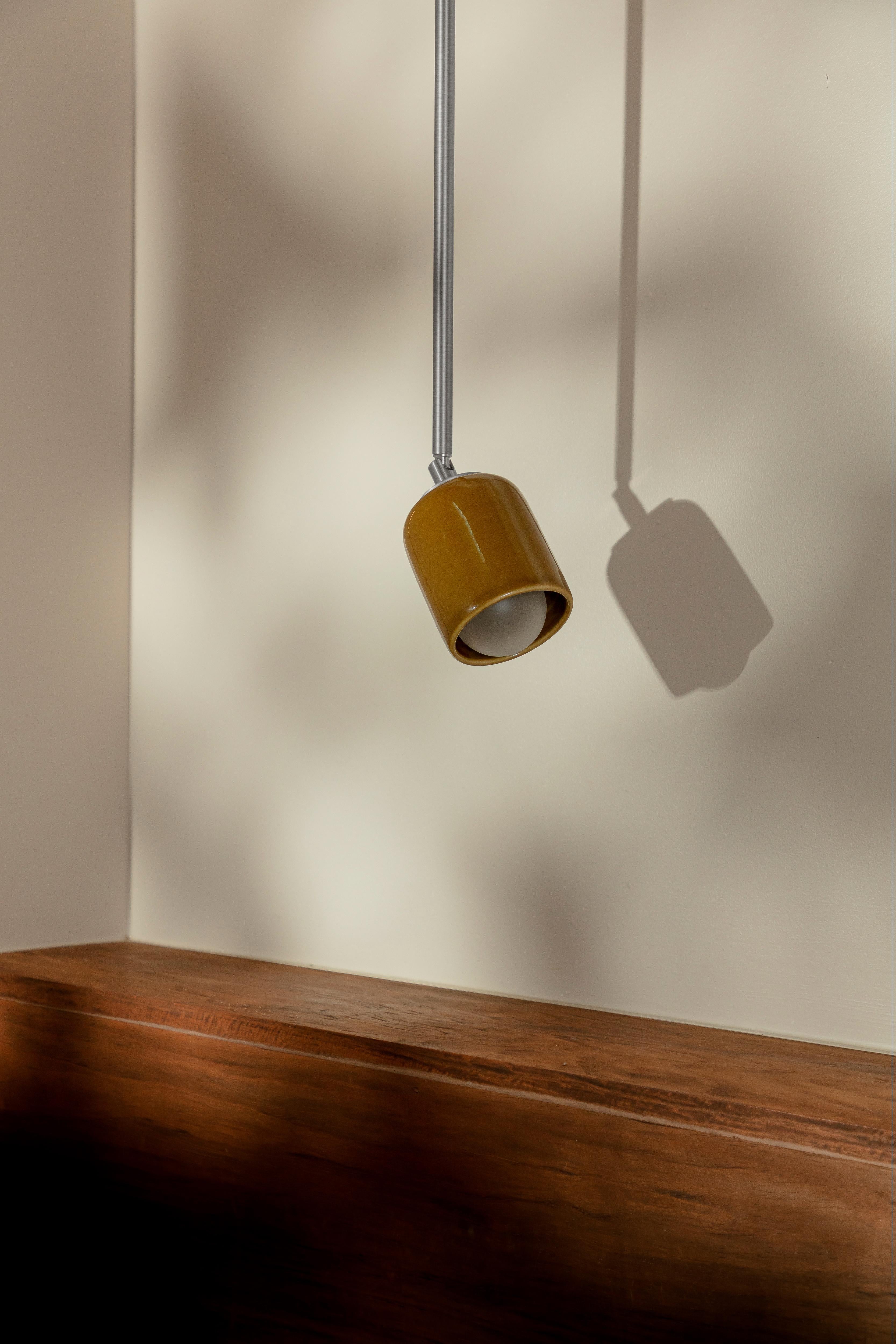 Il Terra 1 Articulating Spot Light è progettato con un'inclinazione funzionale del paralume di 150° che ti permette di dirigere la luce esattamente dove ti serve. La lampada Terra 1 Articulating Spot Light è disponibile in sei tonalità di ceramica: