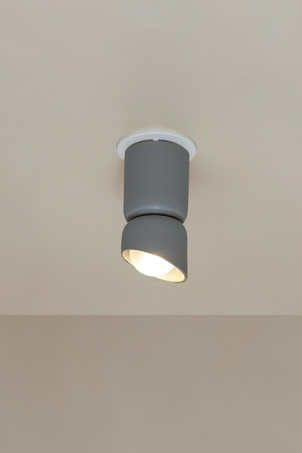 Laiton Plafonnier Terra 1,5, base mince en céramique, Marz Designs en vente