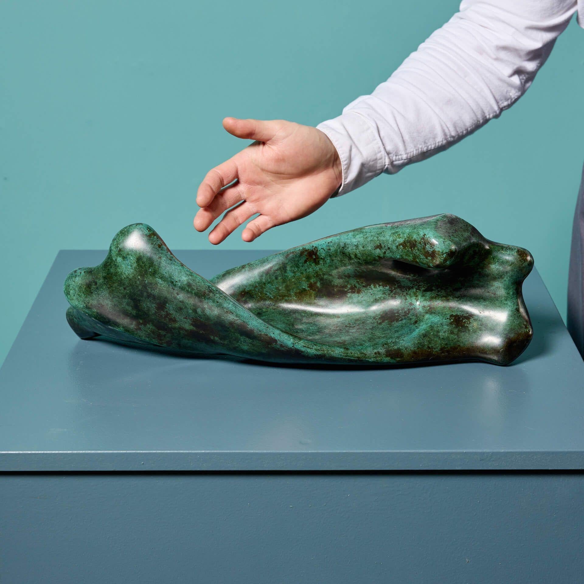 Marzia Colonna (B. 1951) scultura di torso contorto in bronzo patinato verde. Fusa in bronzo massiccio in stile astratto, questa scultura figurativa è un pezzo inusuale che sicuramente sarà il fiore all'occhiello di ogni casa.

Risalente al 1995