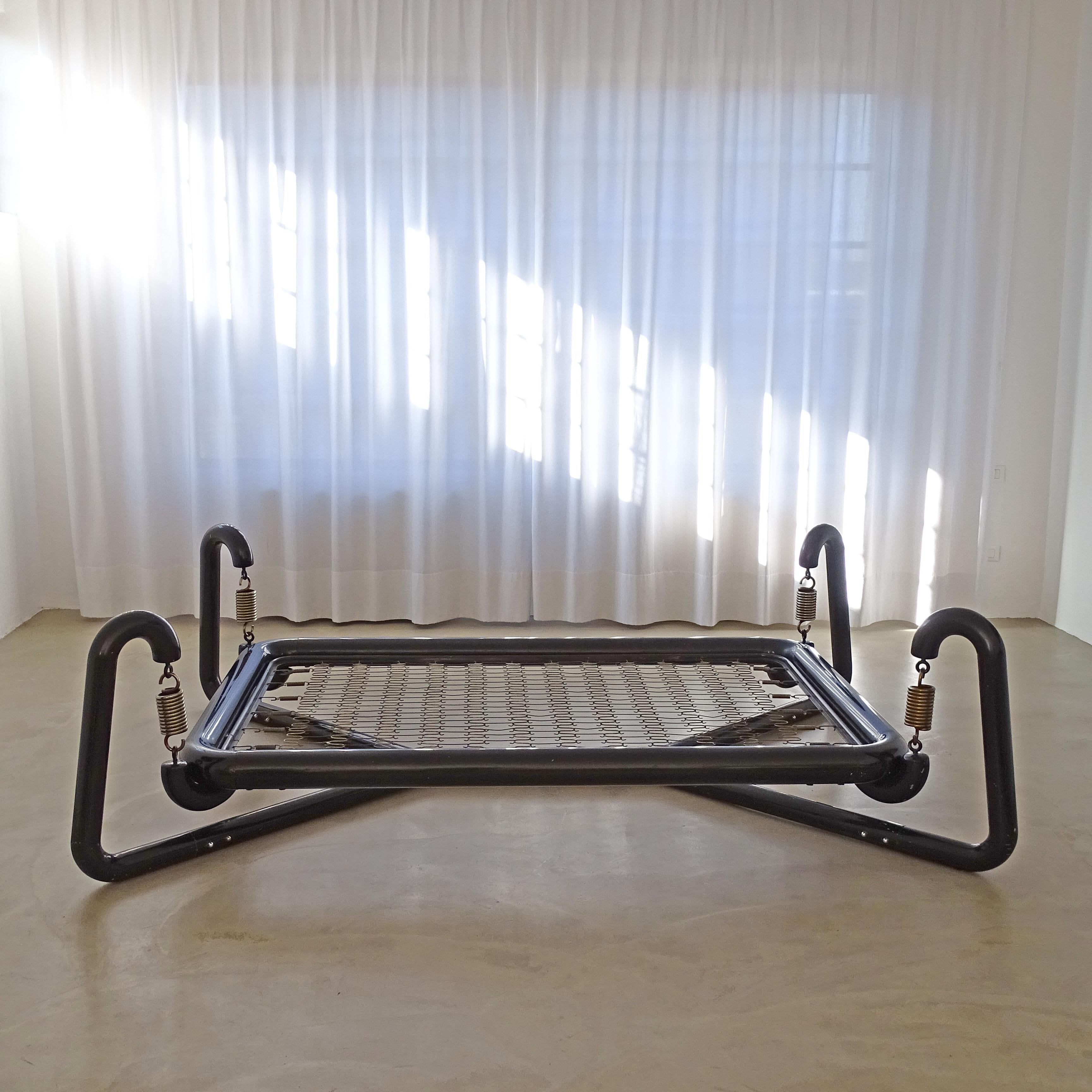 Cama de día Marzio Cecchi de primera edición para Studio Most.
Este diseño debutó en el 7º Salón Internacional del Mueble de París. 1973
El presente lote es uno de los pocos ejemplares conocidos de esta forma.
Las medidas del colchón interior del