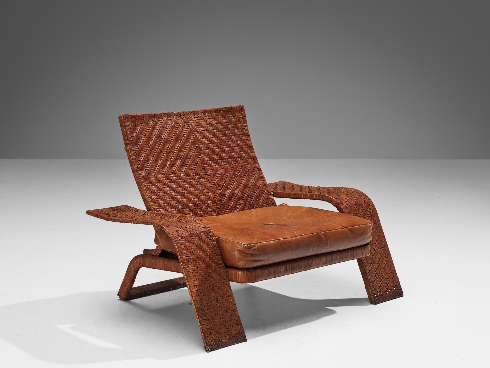 Marzio Cecchi pour Studio Most, chaise longue, cuir, laiton, Italie, années 1970. 

Rare chaise longue conçue par Marzio Cecchi pour Studio Most. Une caractéristique de ce meuble raffiné est le revêtement en cuir tressé du cadre qui présente une