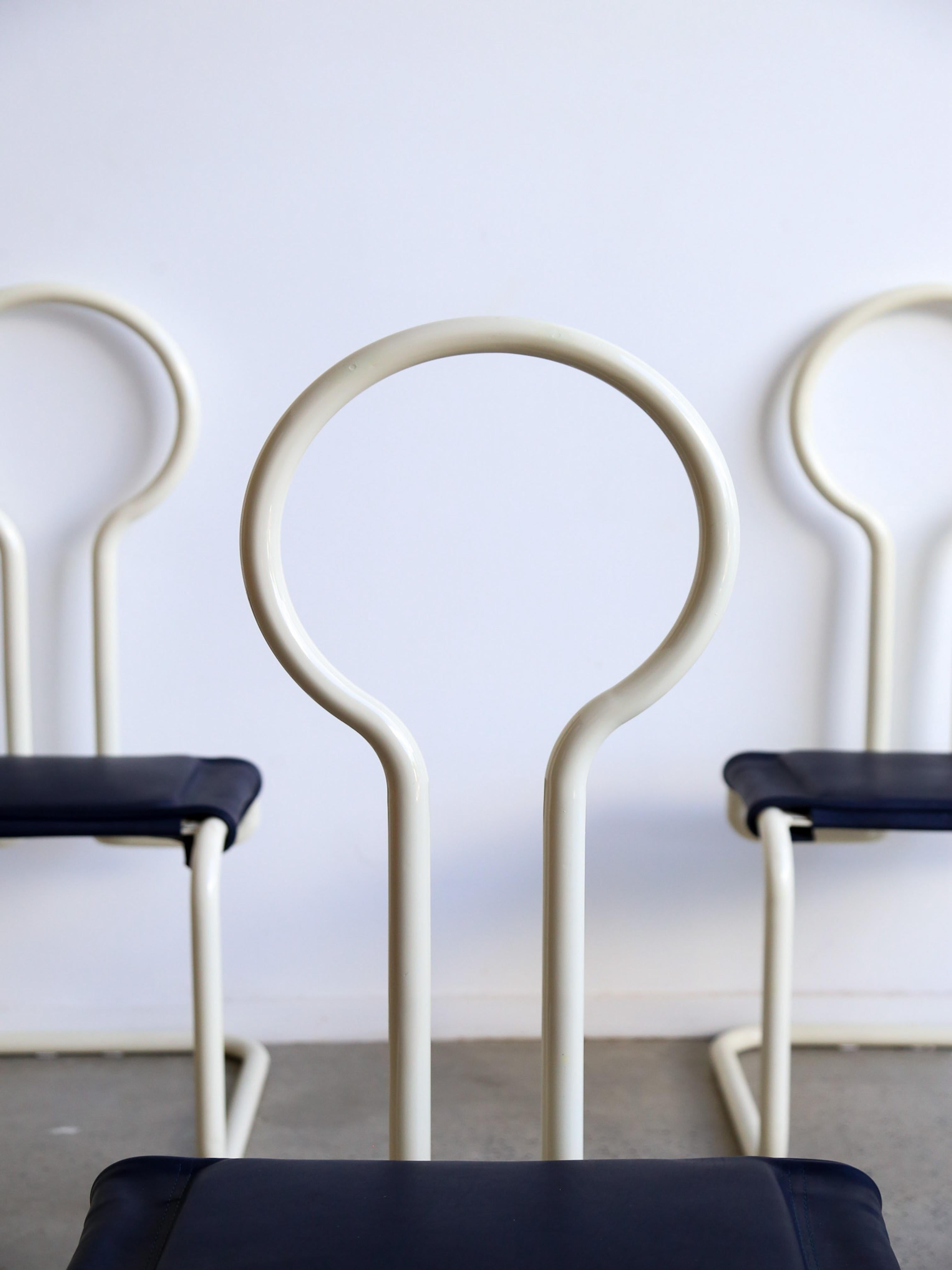 Marzio Cecchi, un designer italiano innovativo e molto apprezzato, noto per il suo approccio audace e non convenzionale al design dei mobili negli anni '60 e '70.

Le sedie sono caratterizzate da forme scultoree e giocose e da un'estetica
