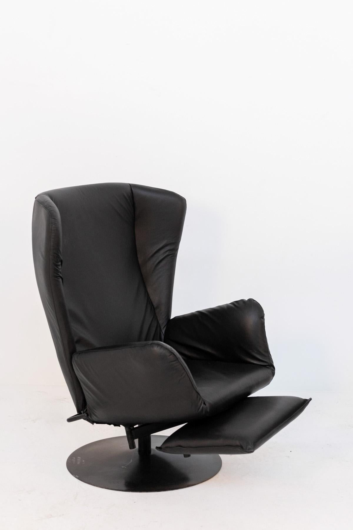 Pair of Italian Armchairs in Black Leather  For Sale 4