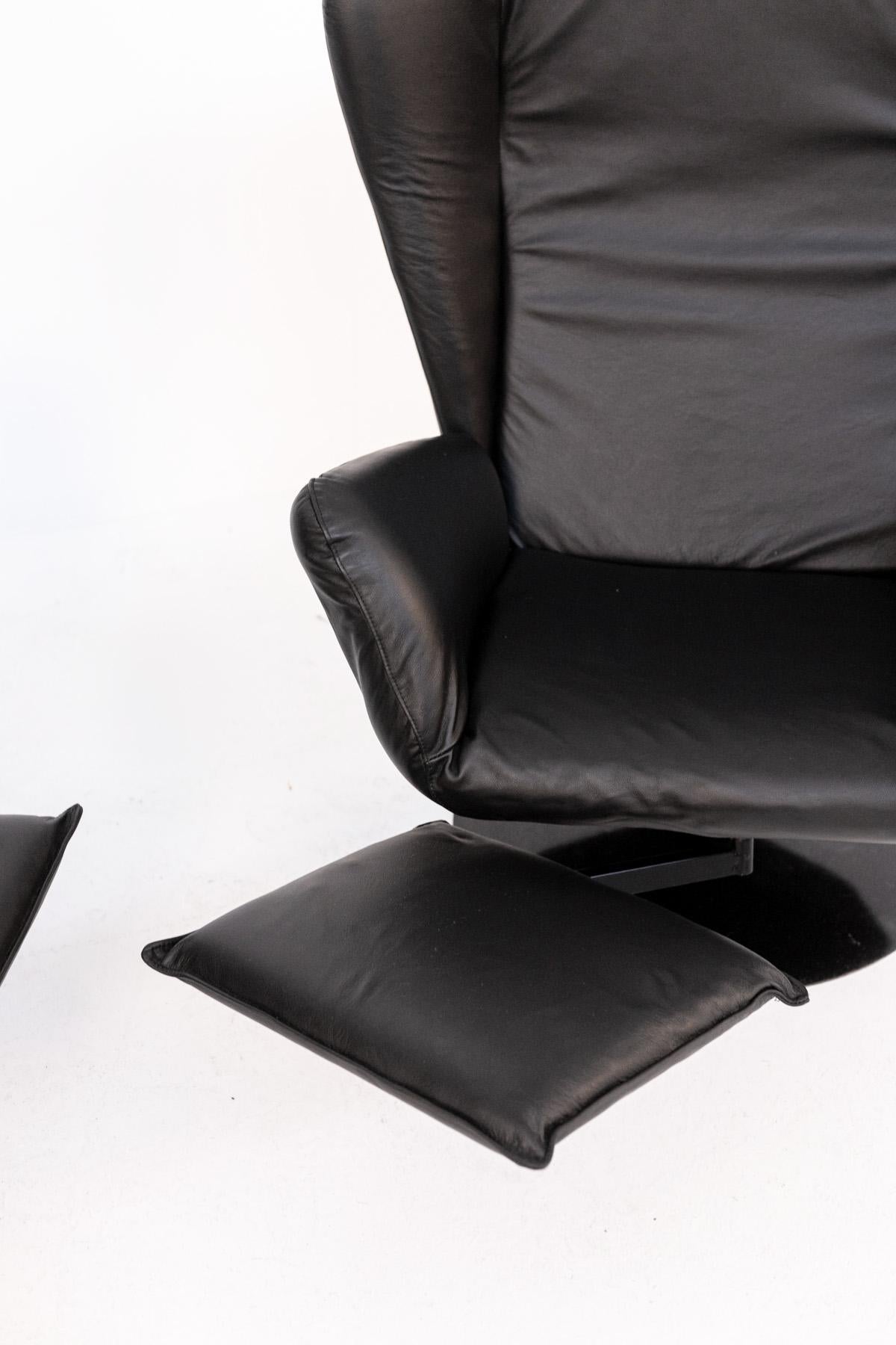 Pair of Italian Armchairs in Black Leather  For Sale 6