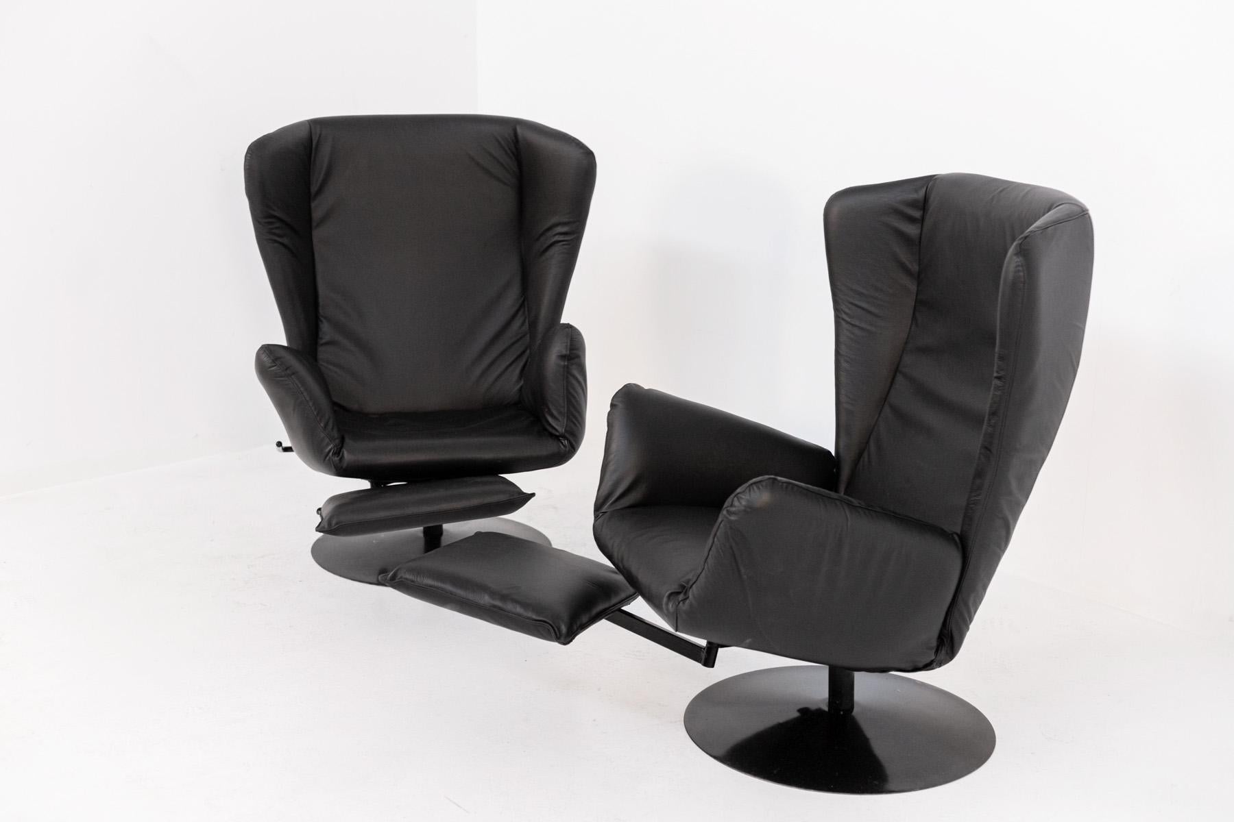 Mid-Century Modern Pair of Italian Armchairs in Black Leather  For Sale