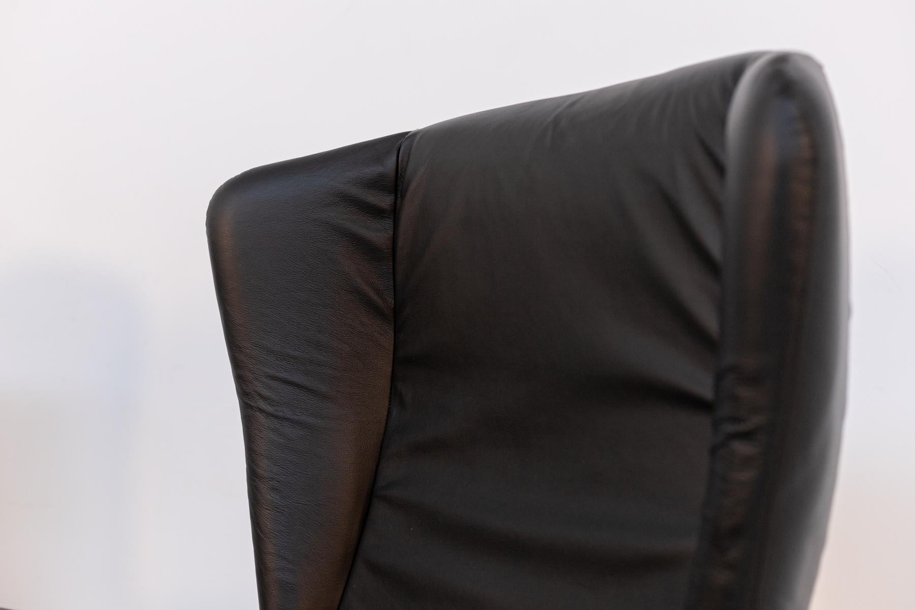 Paire de fauteuils italiens en cuir noir  Bon état - En vente à Milano, IT