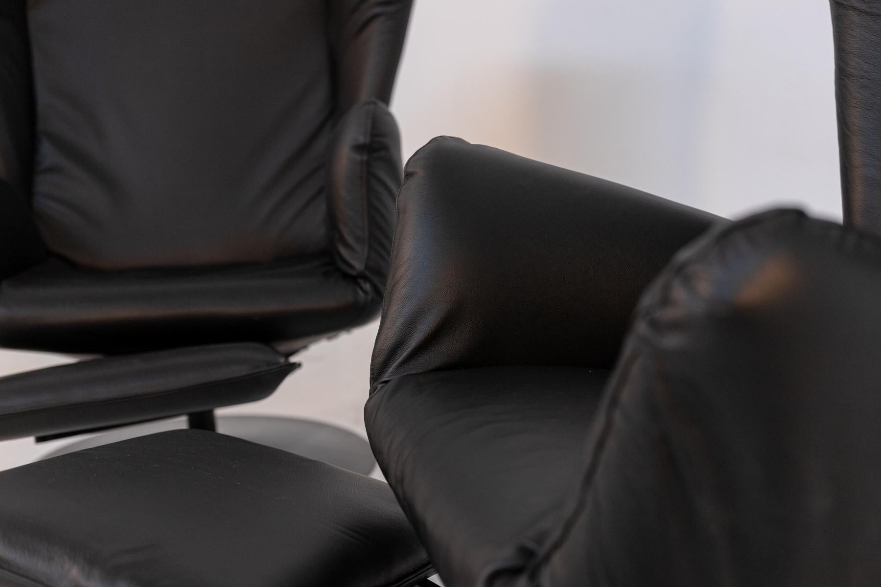 Late 20th Century Pair of Italian Armchairs in Black Leather  For Sale