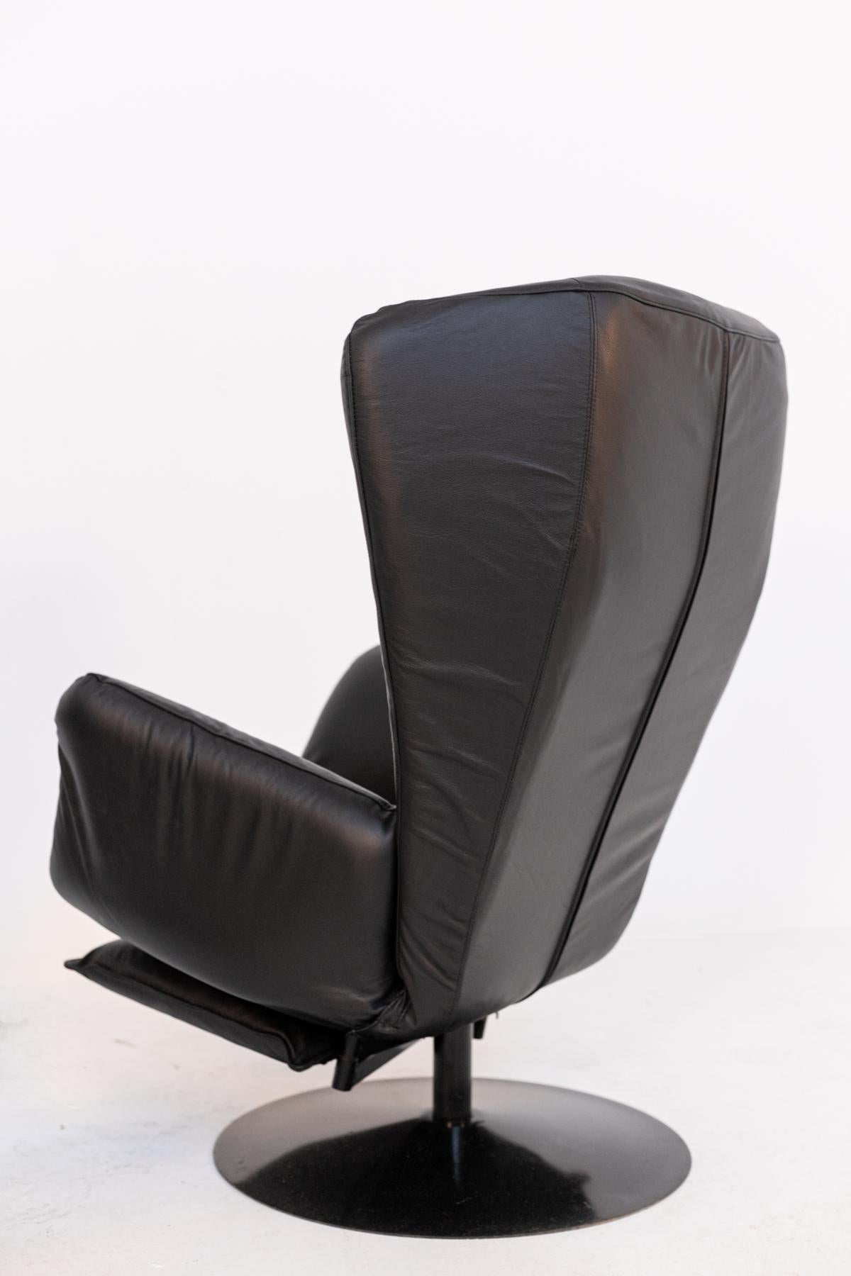 Pair of Italian Armchairs in Black Leather  For Sale 3