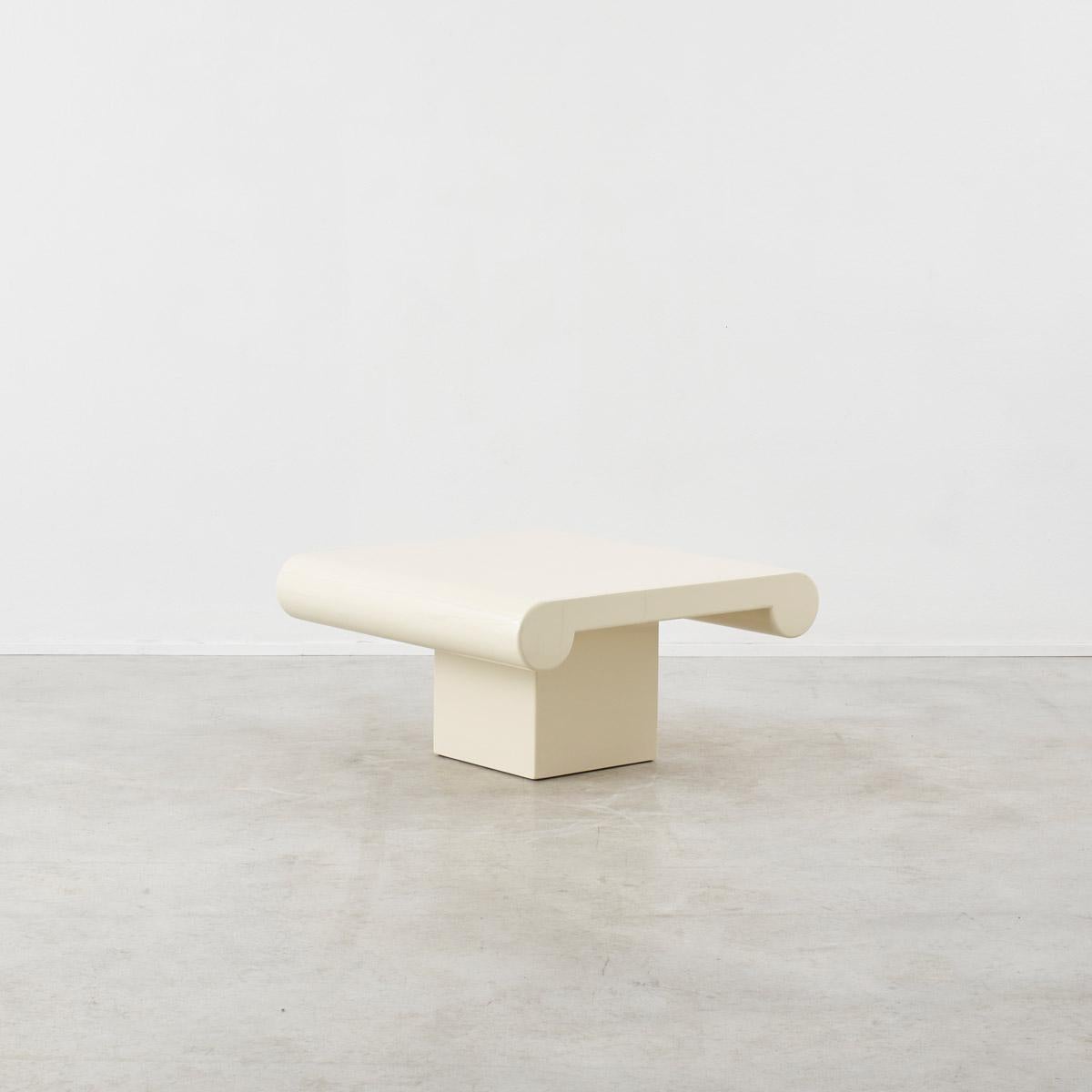 Hijo de la alta costura Giulia Carla Cecchi, Marzio Cecchi (Florencia, 1940-1990) impregnó sus diseños de muebles con el estilo de un modisto. Tras licenciarse en Arquitectura por la Universidad de Florencia, fundó el fabricante de diseño Studio