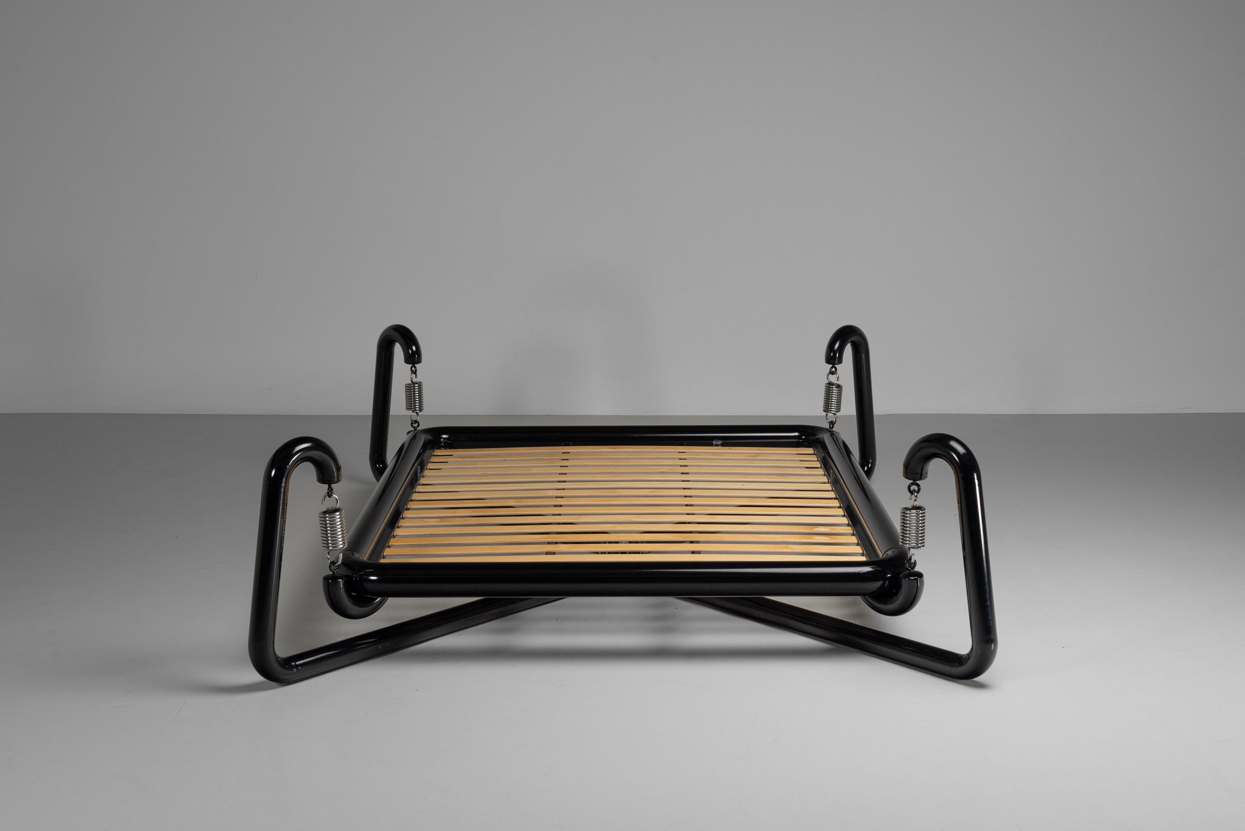 Ti presentiamo un letto a molle super raro e iconico, una creazione visionaria dell'architetto e designer Marzio Cecchi per Studio Most, Italia, realizzata nel 1974. Questo straordinario pezzo è molto più di un semplice letto: è una straordinaria