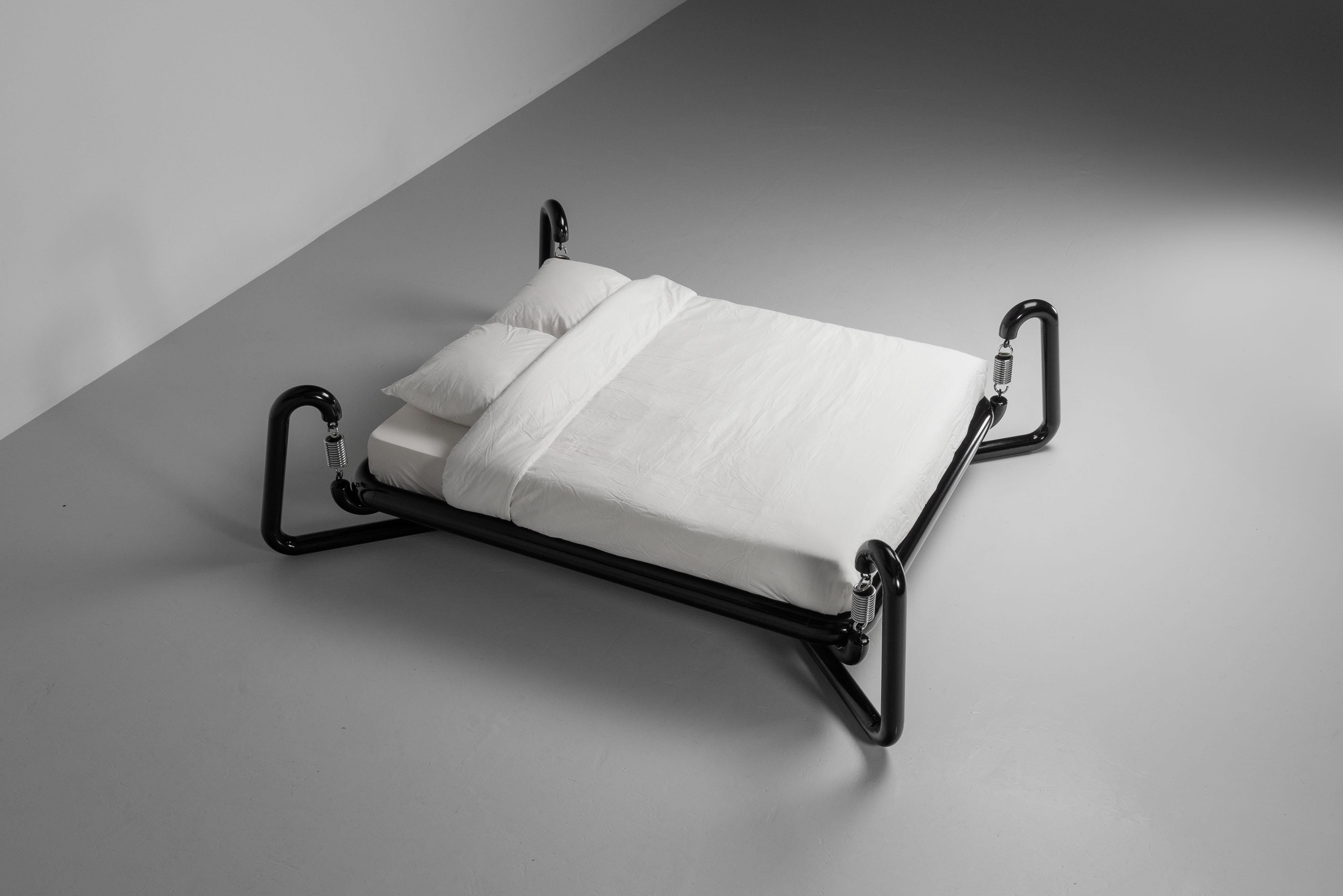 Pittura a freddo Letto a molle Marzio Cecchi edizione Studio Most Italia 1974 in vendita