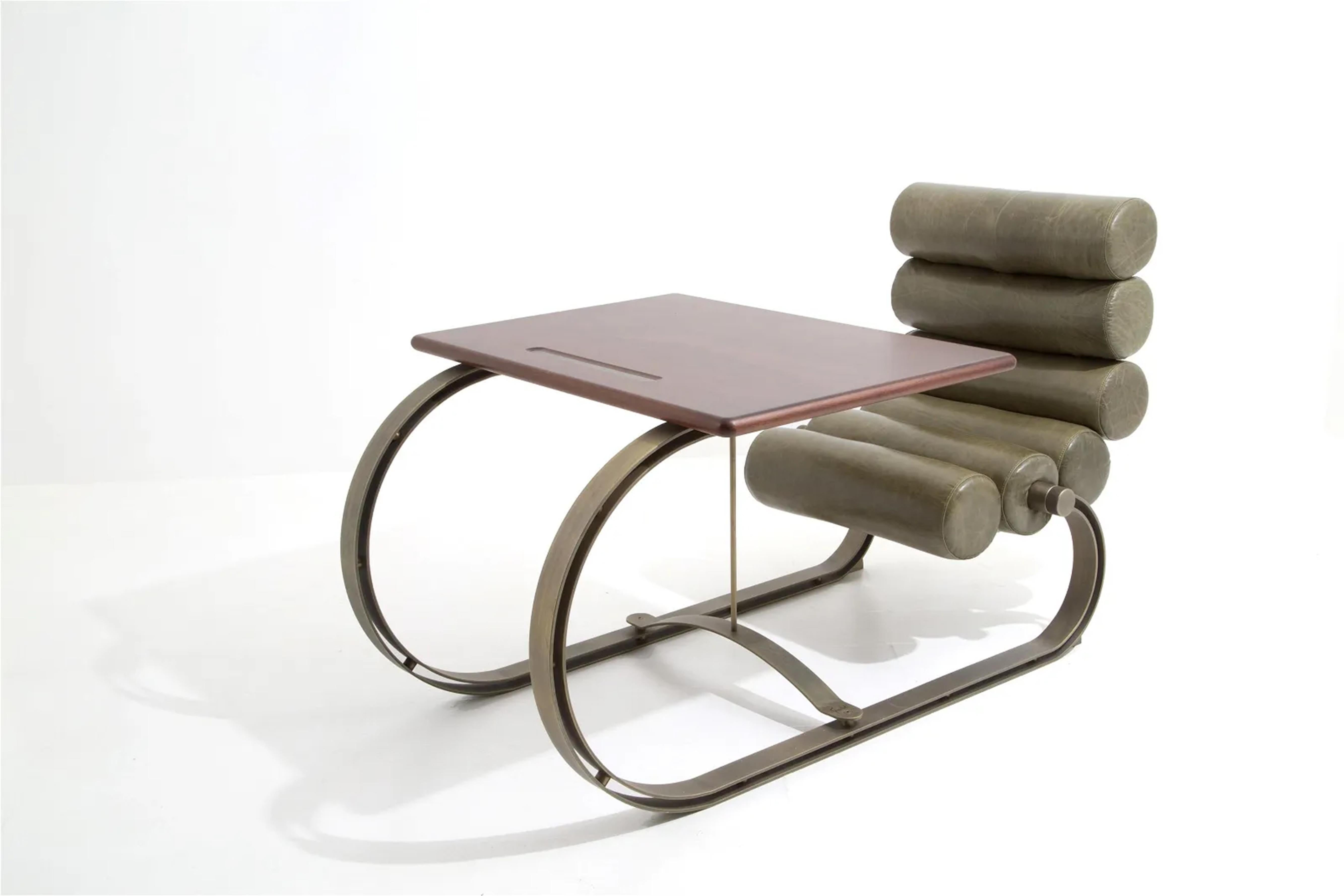 Der Schreibtisch Marzio Cecchi ist ein kühnes und skulpturales Stück italienischen Designs aus der Mitte des 20. Jahrhunderts, das den avantgardistischen Geist seines Schöpfers verkörpert. Cecchi, der für seinen innovativen Umgang mit Materialien