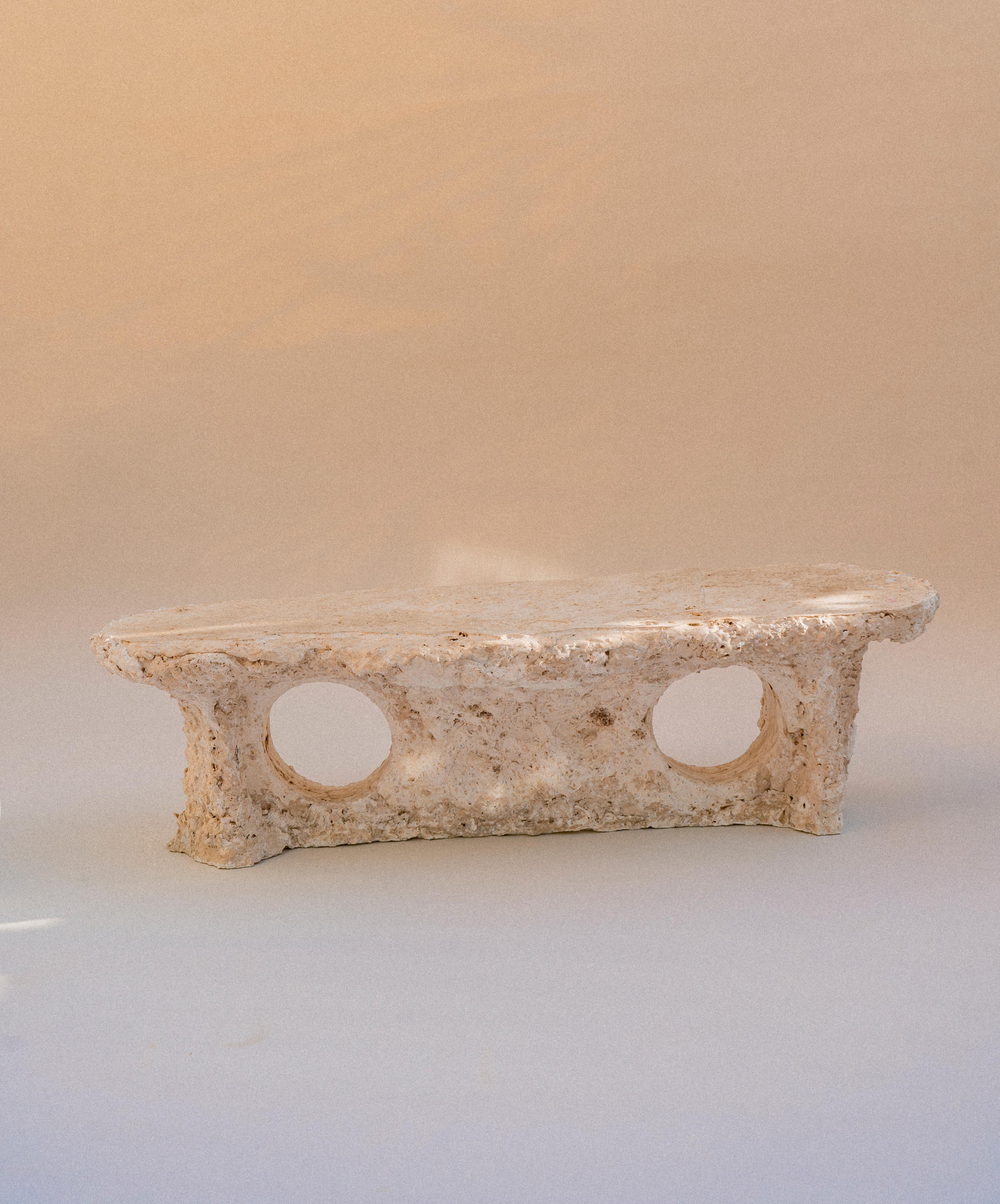 Masa 01 Tabouret bas long par Turbina
Dimensions : L 100 x D 30 x H 30 cm
MATERIAL : Pierre moulée

Le préfixe (Re-) souligne l'importance de l'arrêt, de l'interruption de l'action.  Le proverbe dit : Cours sept fois et arrête-toi une fois. La pause