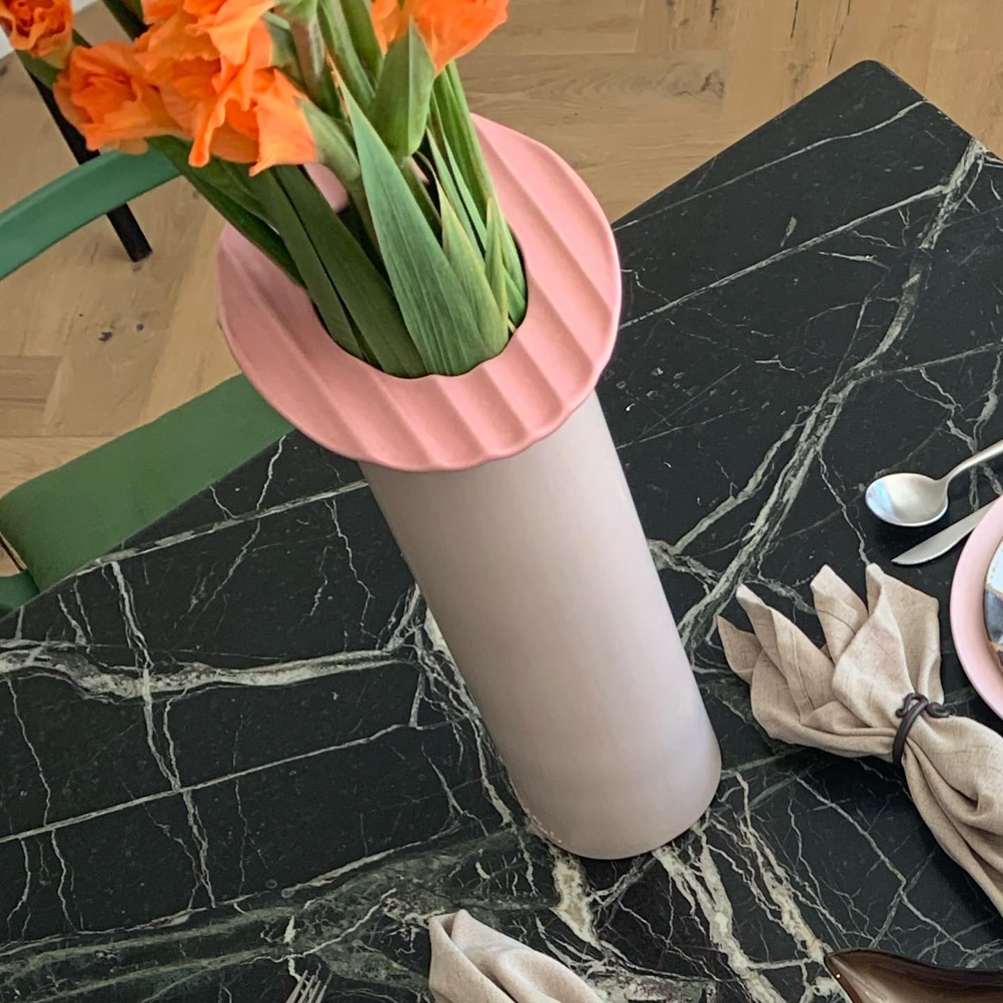 Late 20th Century Masa Mami Pink Satin Glaze Memphis Style Squiggle Vase For Sale