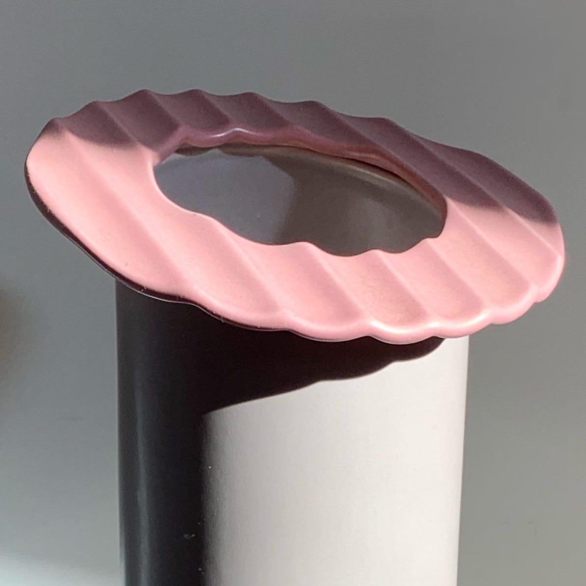 Masa Mami Pink Satin Glaze Memphis Style Squiggle Vase In Good Condition For Sale In View Park, CA