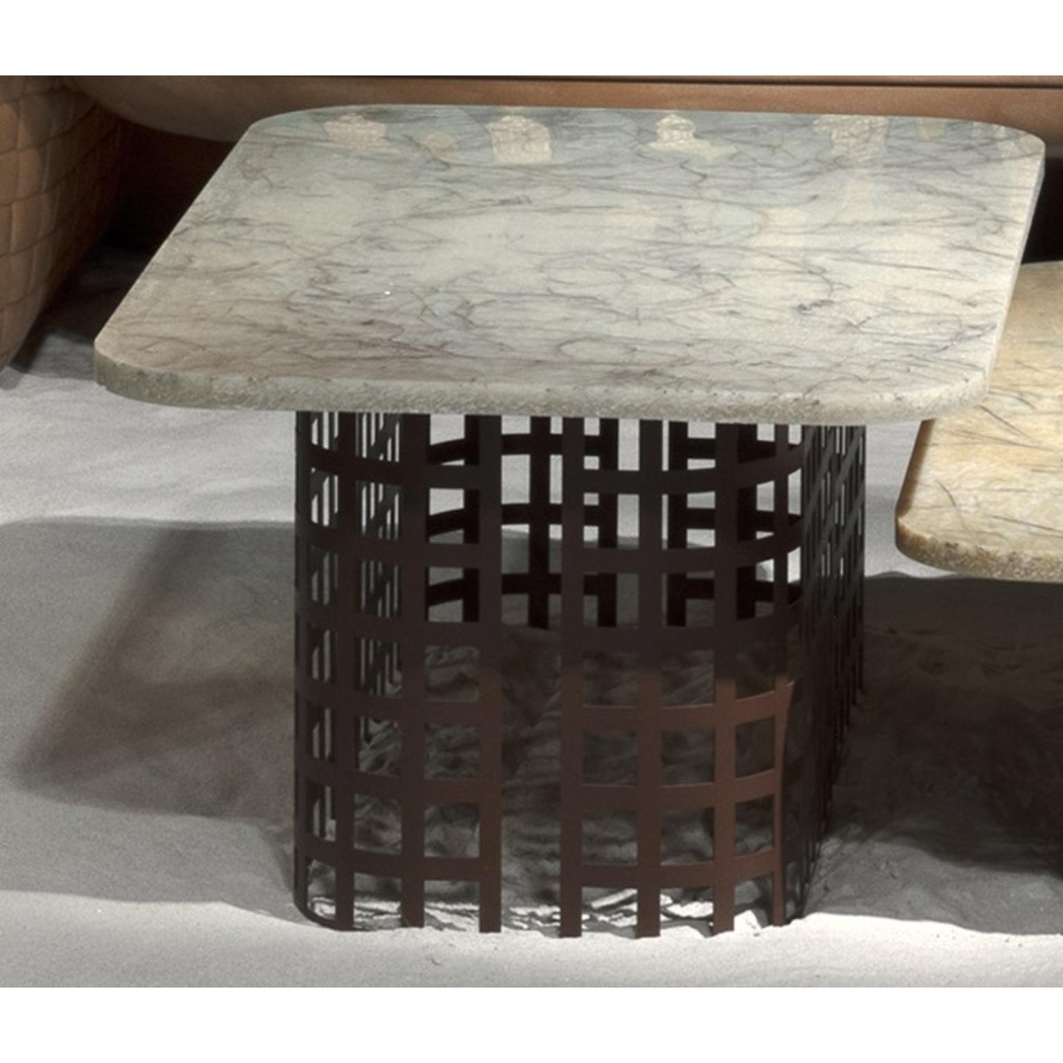 Tavolino quadrato basso Masai Mara di Lorenza Bozzoli
Dimensioni: P 86,5 x L 86,5 x H 27,5 cm.
Materiali: Ferro verniciato con rivestimento in zinco e polistirolo riciclato.
Peso: 15 kg.

Disponibile in diverse opzioni di colore. I prezzi possono