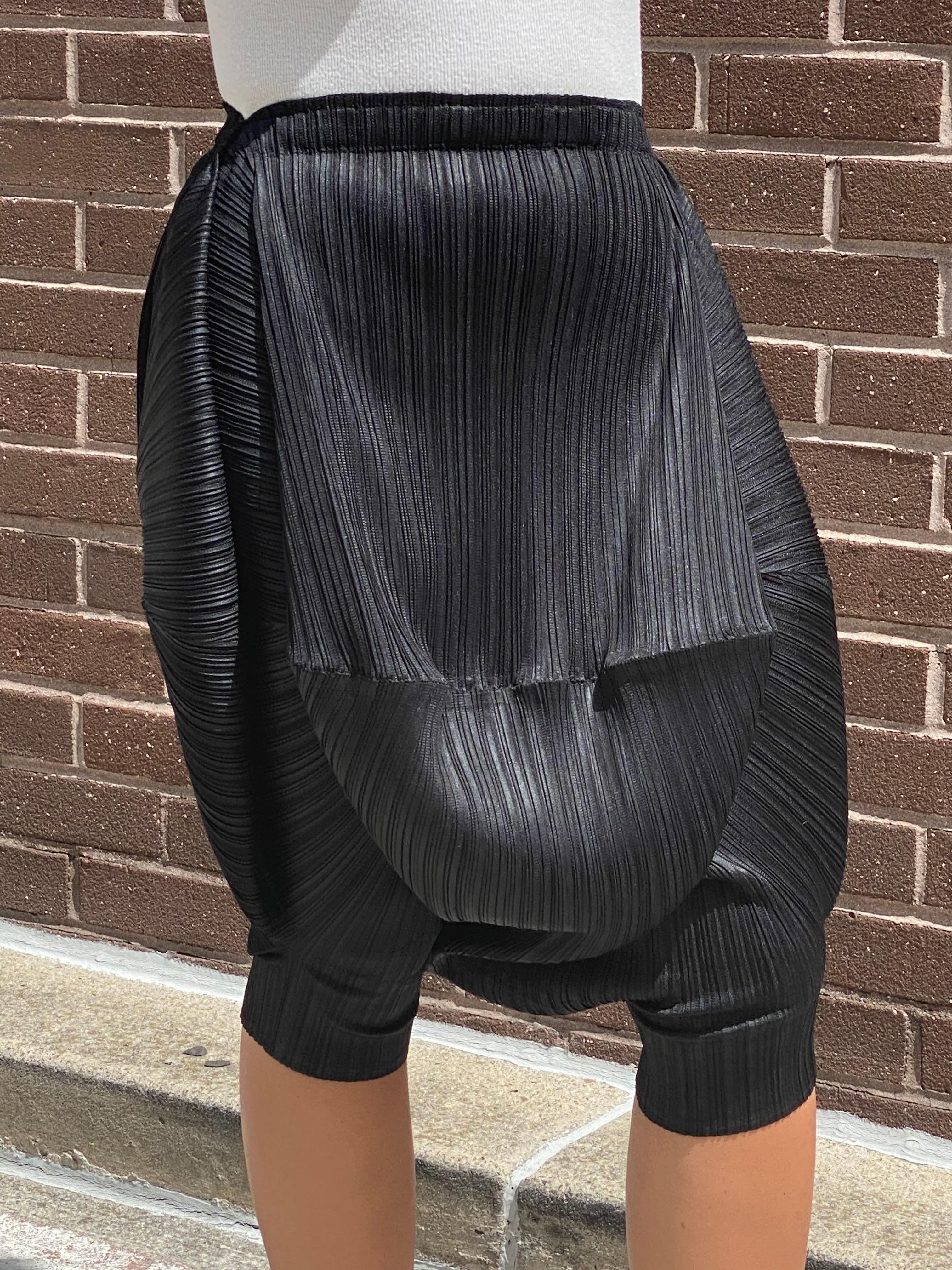 Masaki Matsuka - Pantalon court plissé noir Excellent état - En vente à Beverly Hills, CA