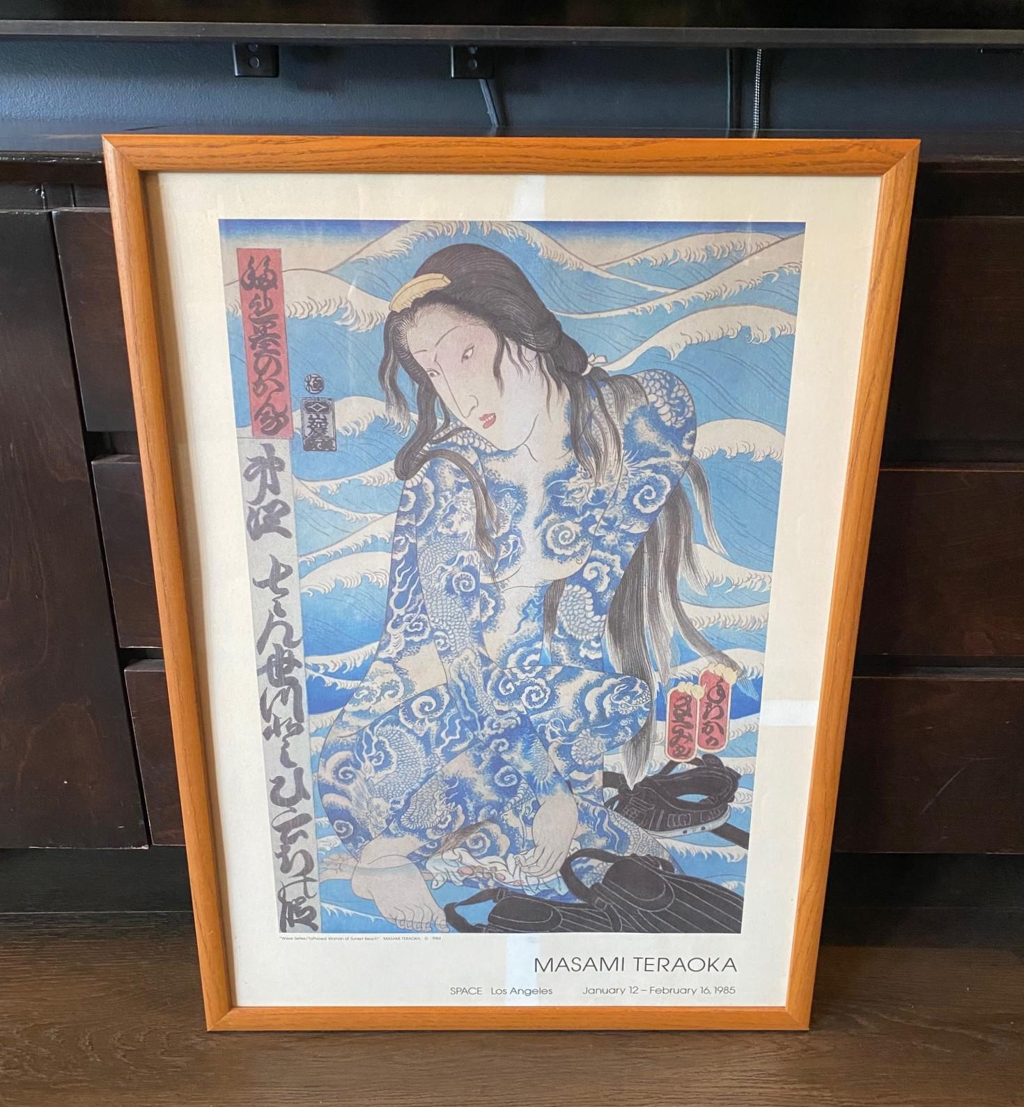 Ein wunderbares und sehr ansprechendes Werk der japanisch-amerikanischen zeitgenössischen Künstlerin Masami Teraoka.  Dieses lithografierte Ausstellungsplakat trägt den Titel 