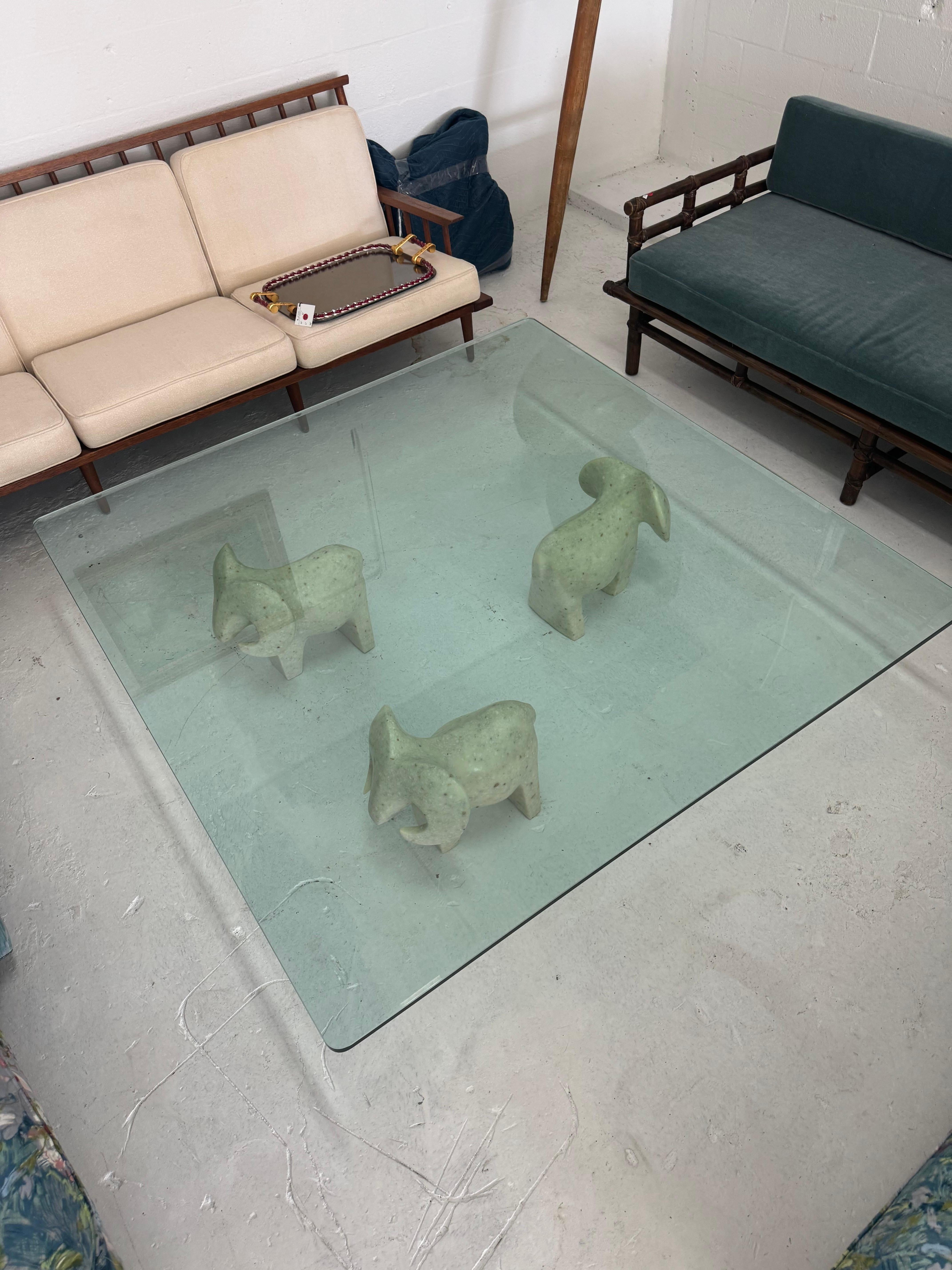 Die Masatoyo Kishi Rams sind eine beeindruckende Reihe von Skulpturen aus gegossenem Marmor, die Form und Funktion mühelos verbinden. Mit ihrem kühnen, skulpturalen Design können diese Stücke in verschiedenen Konfigurationen arrangiert werden -