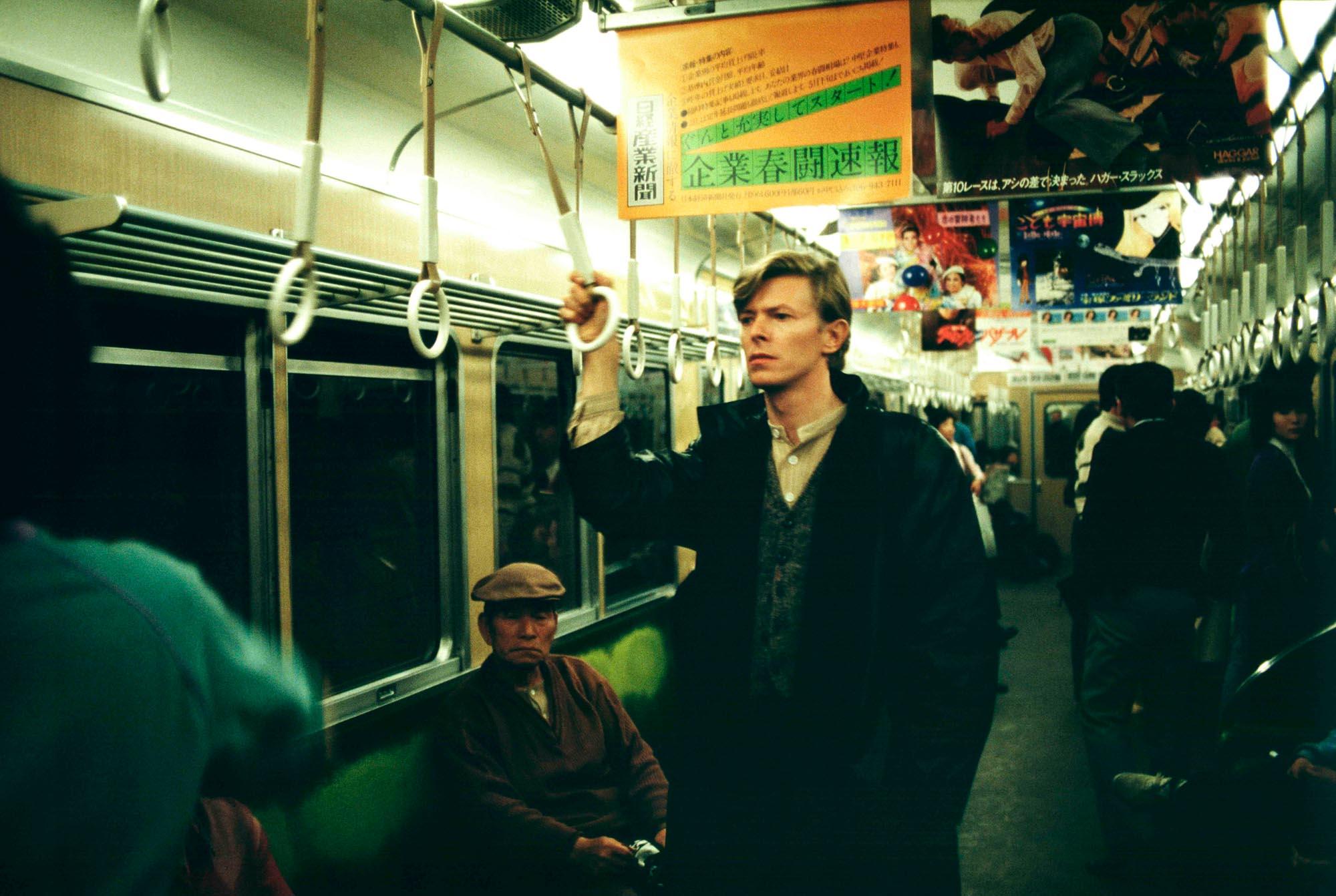Masayoshi Sukita Portrait Photograph – David Bowie „A Day in Kyoto 2 – Hankyu Train“ von Sukita